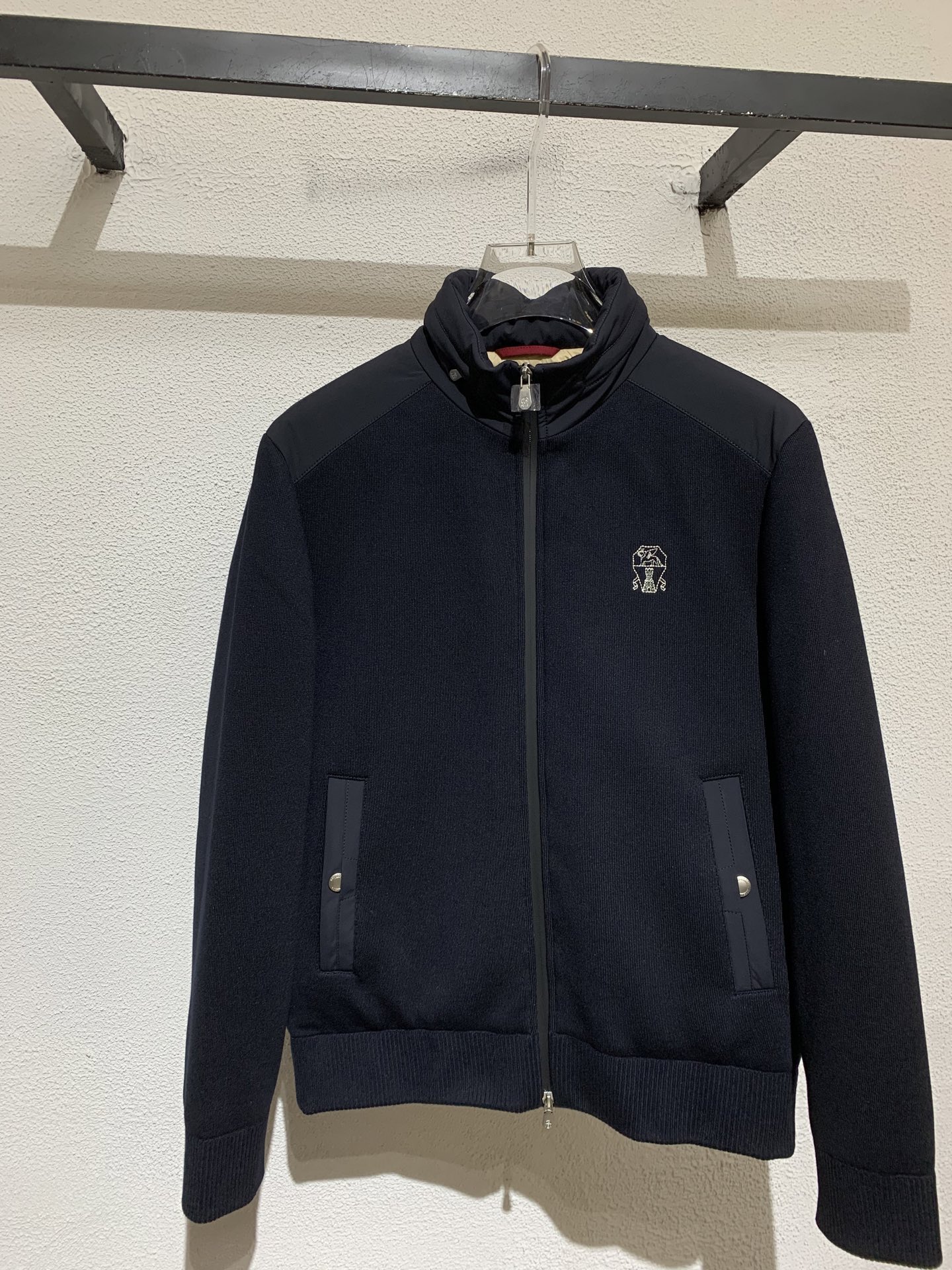 羽绒服 BC🏡男士连帽羽绒服外套「帽子可隐藏」拼接面料设计，采用优质羊毛混纺面料，同时融合其他纤维提升耐