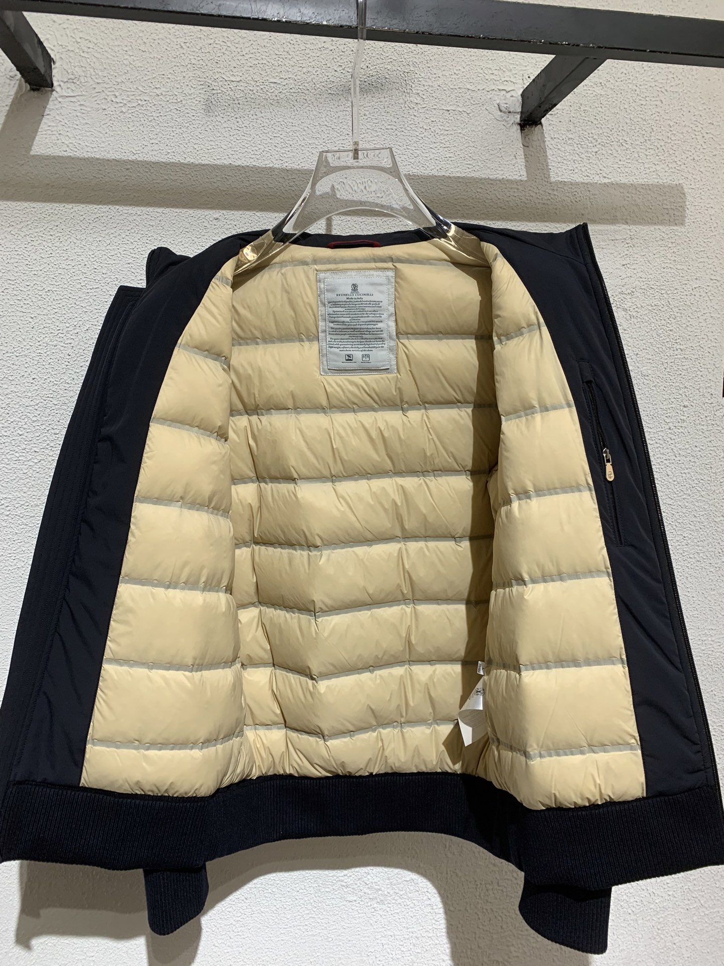 羽绒服 BC🏡男士连帽羽绒服外套「帽子可隐藏」拼接面料设计，采用优质羊毛混纺面料，同时融合其他纤维提升耐