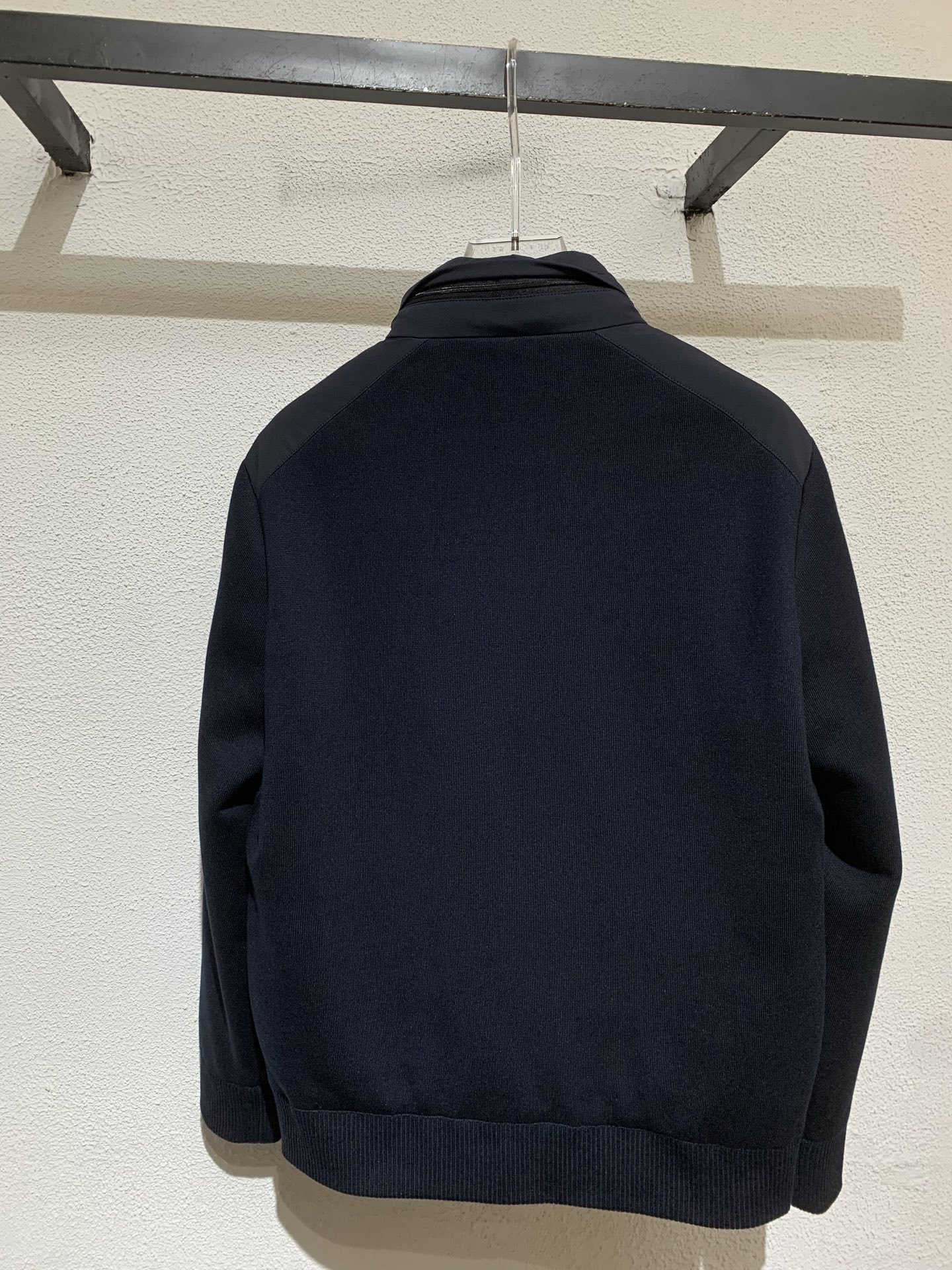 羽绒服 BC🏡男士连帽羽绒服外套「帽子可隐藏」拼接面料设计，采用优质羊毛混纺面料，同时融合其他纤维提升耐