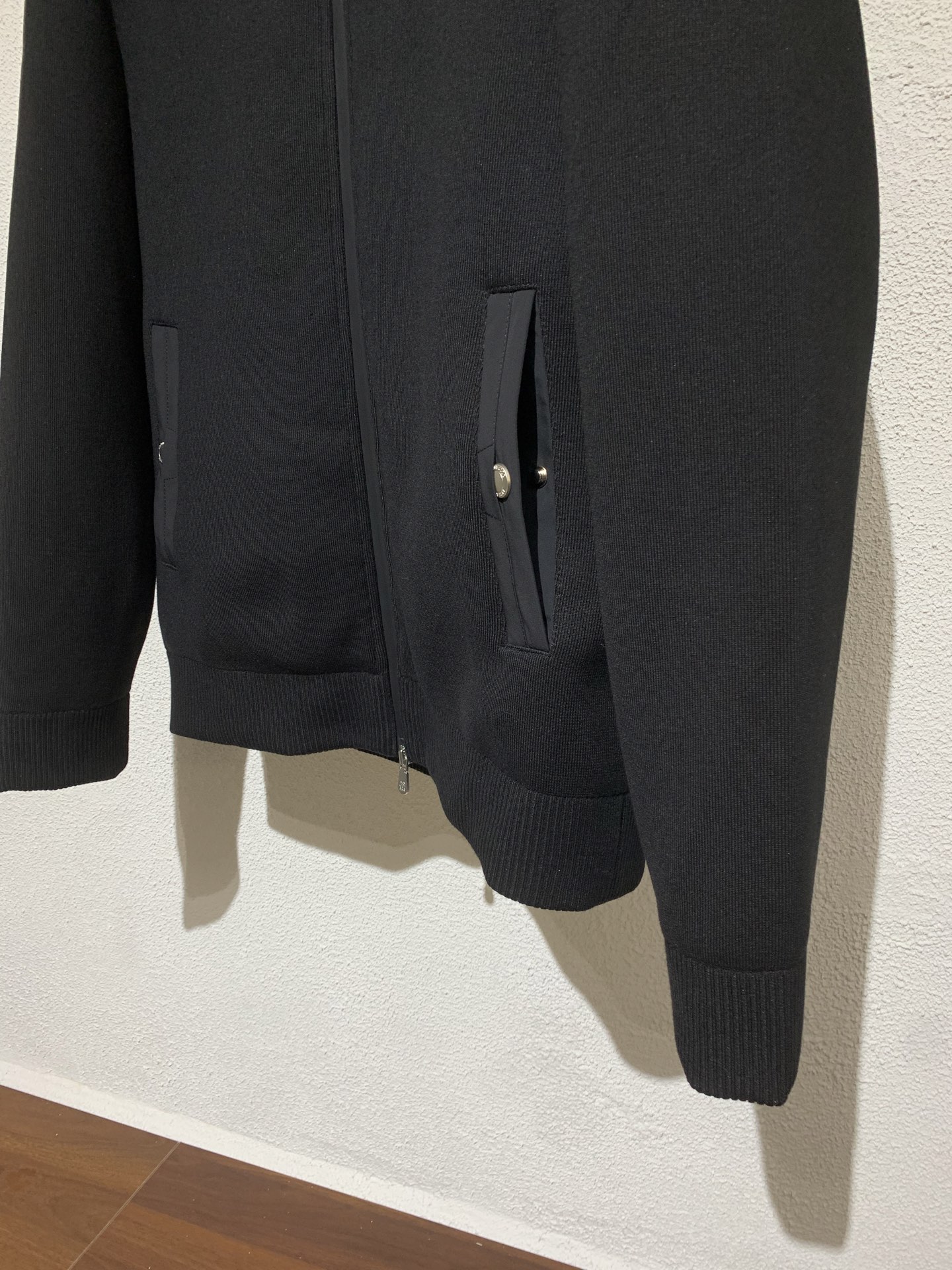 羽绒服 BC🏡男士连帽羽绒服外套「帽子可隐藏」拼接面料设计，采用优质羊毛混纺面料，同时融合其他纤维提升耐