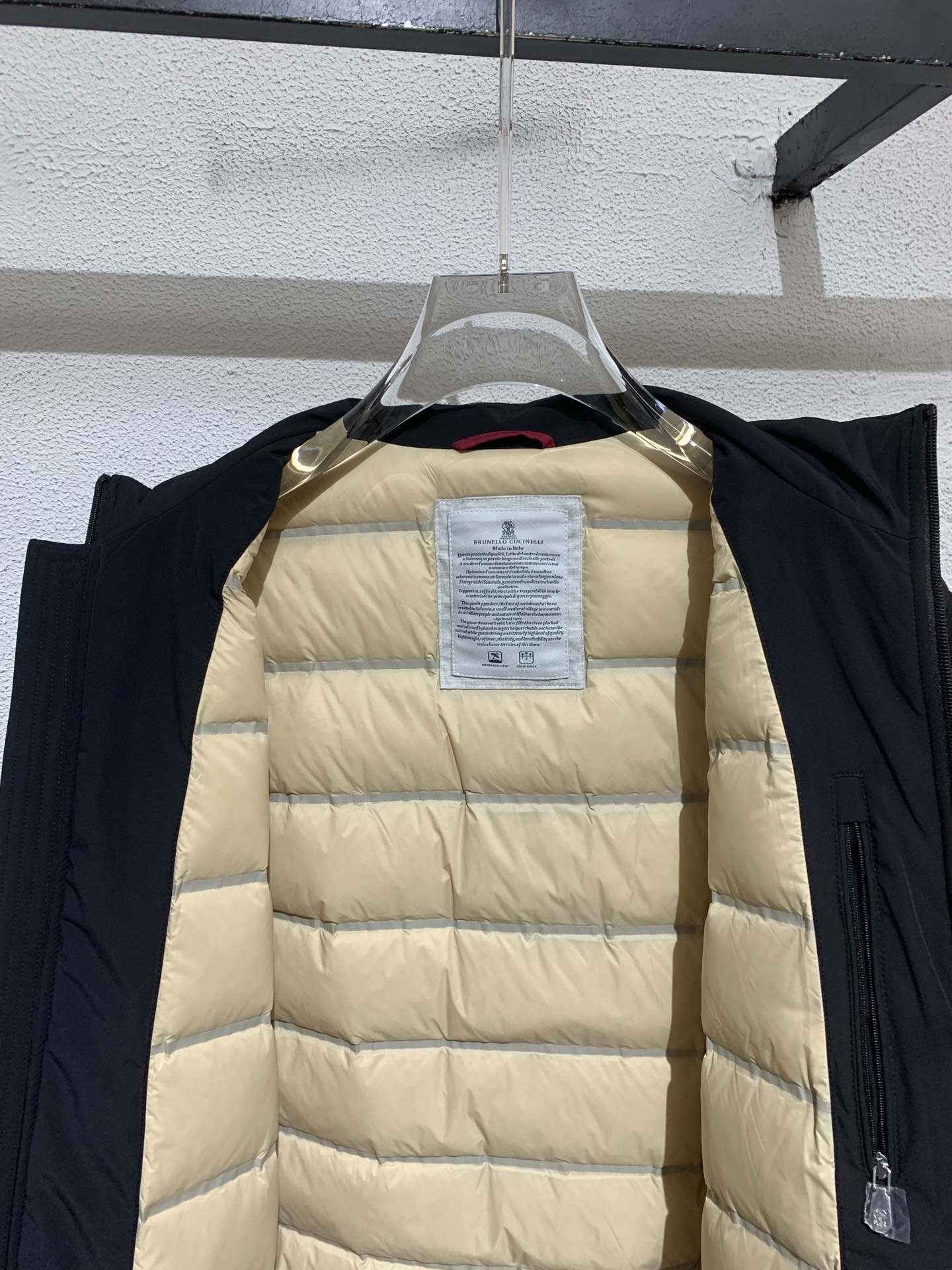 羽绒服 BC🏡男士连帽羽绒服外套「帽子可隐藏」拼接面料设计，采用优质羊毛混纺面料，同时融合其他纤维提升耐