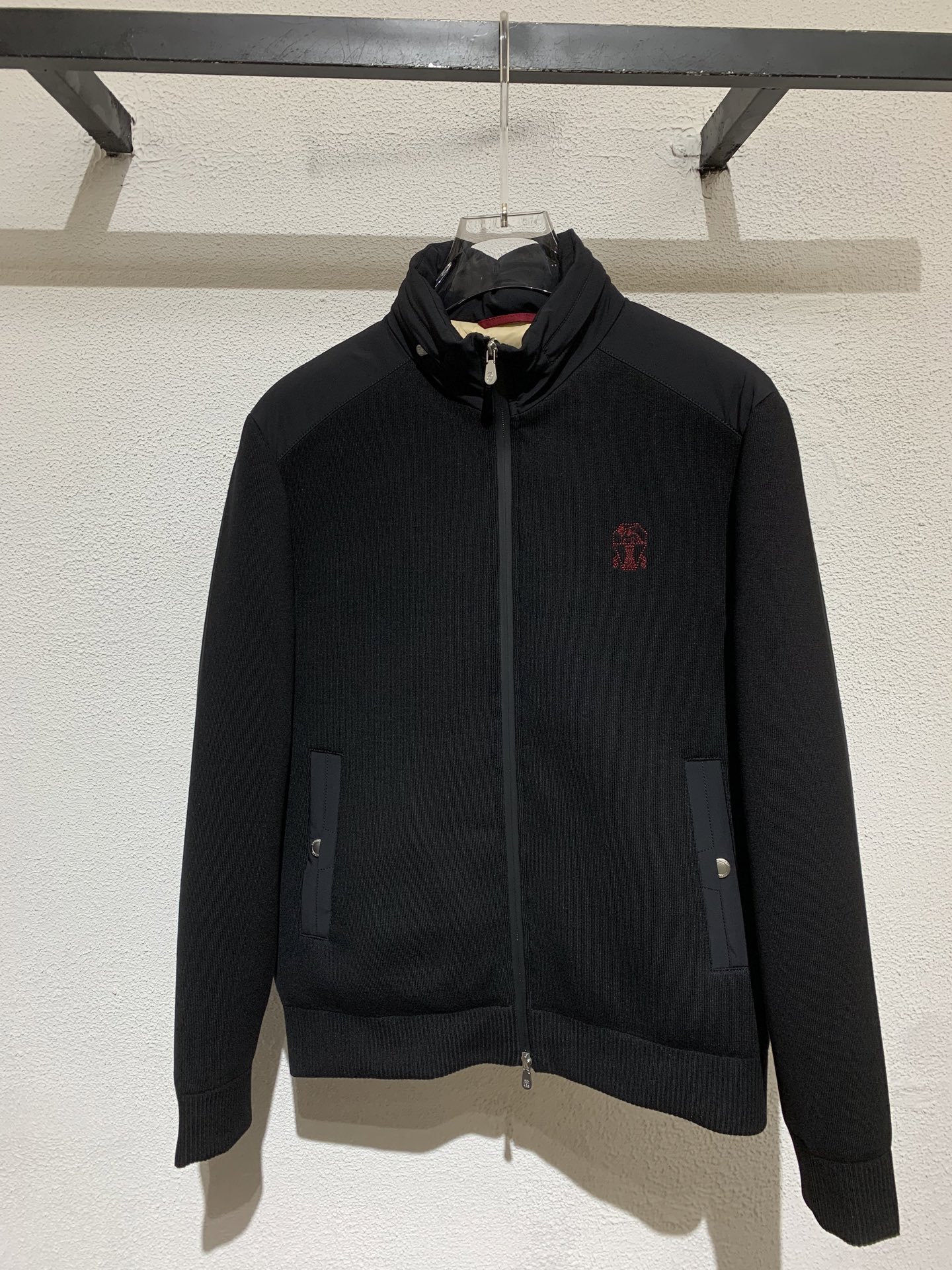 羽绒服 BC🏡男士连帽羽绒服外套「帽子可隐藏」拼接面料设计，采用优质羊毛混纺面料，同时融合其他纤维提升耐