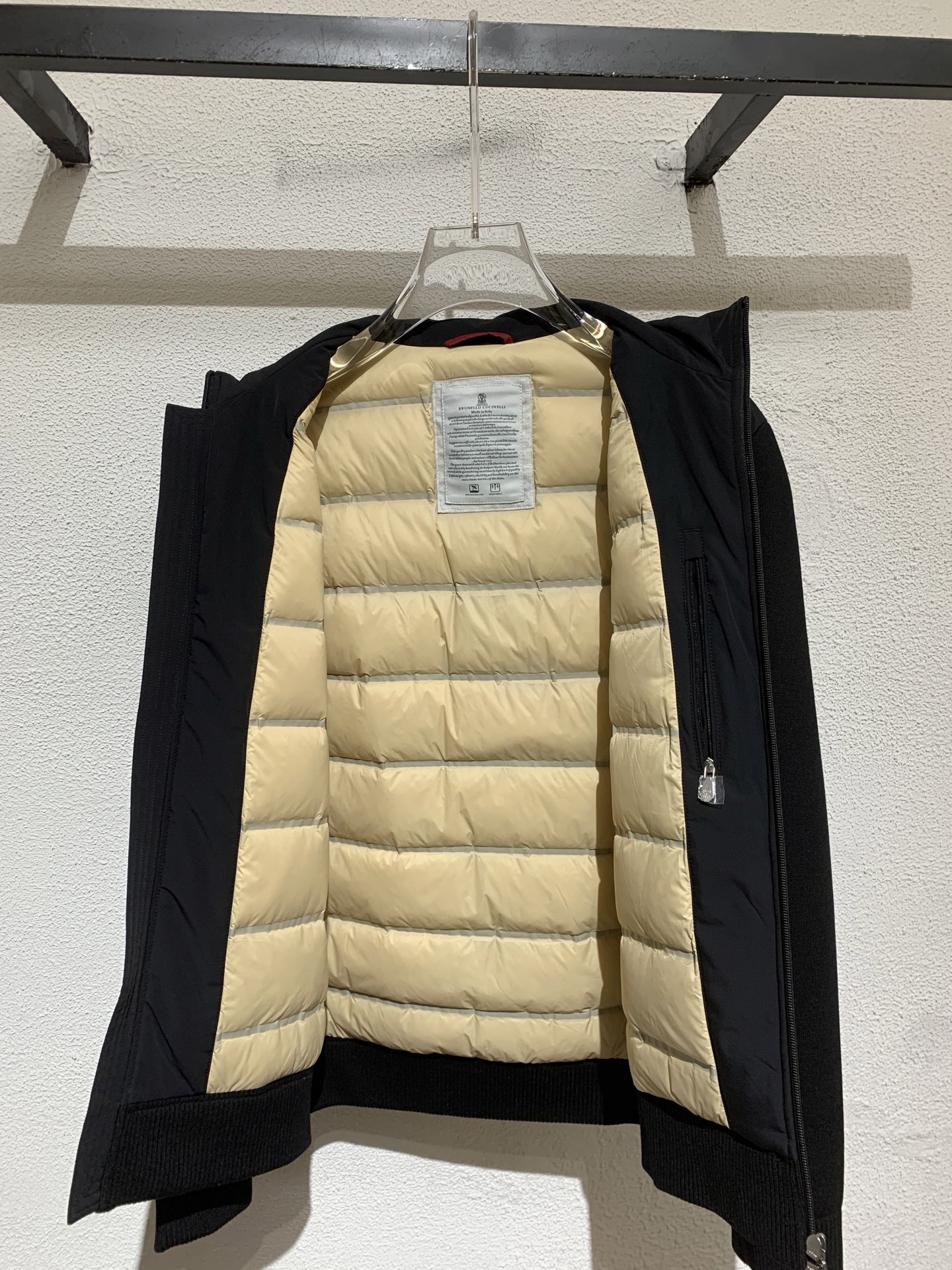 羽绒服 BC🏡男士连帽羽绒服外套「帽子可隐藏」拼接面料设计，采用优质羊毛混纺面料，同时融合其他纤维提升耐