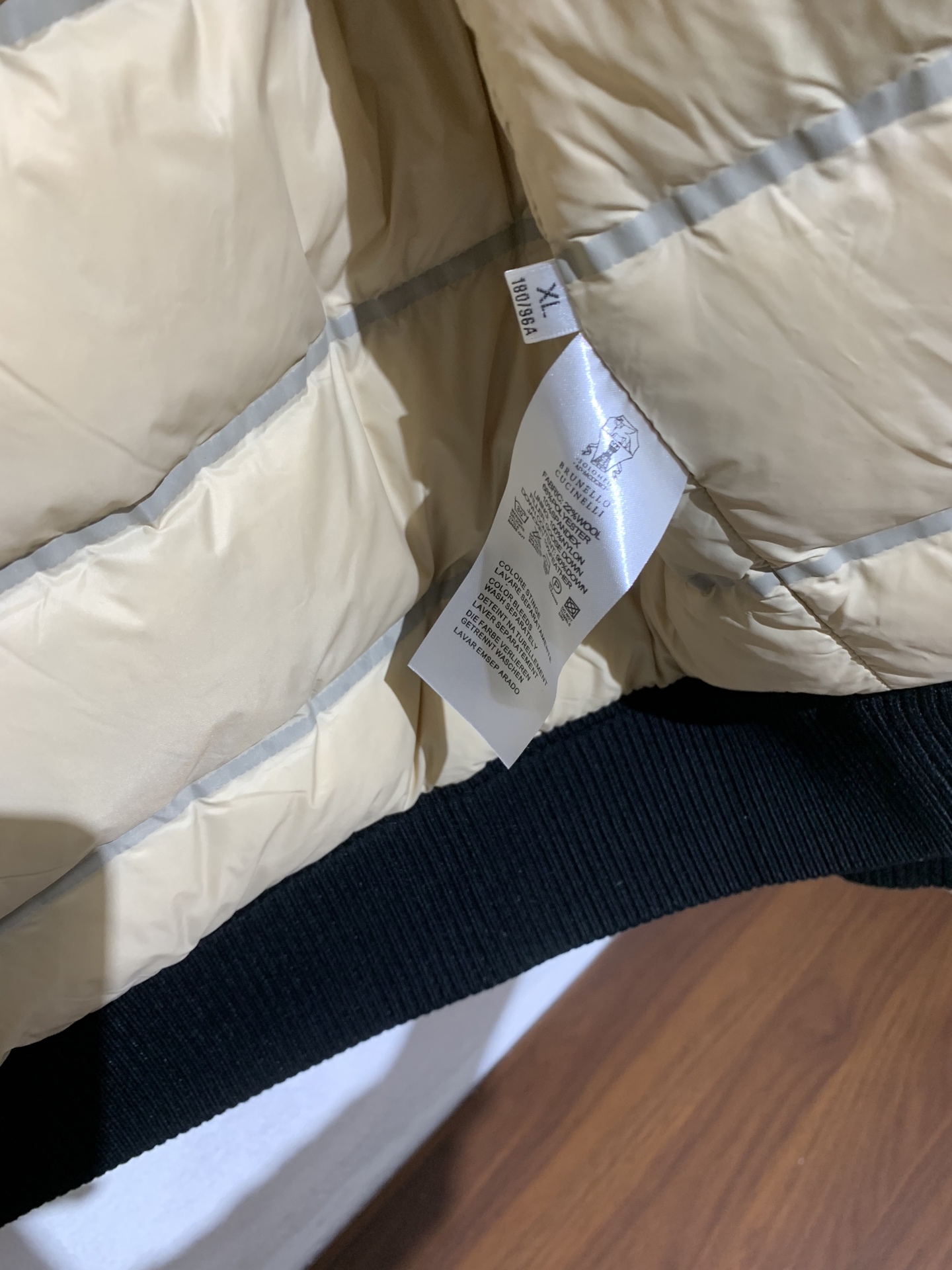 羽绒服 BC🏡男士连帽羽绒服外套「帽子可隐藏」拼接面料设计，采用优质羊毛混纺面料，同时融合其他纤维提升耐