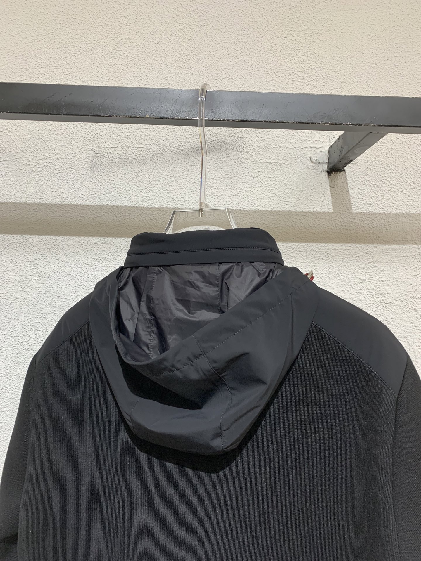 羽绒服 BC🏡男士连帽羽绒服外套「帽子可隐藏」拼接面料设计，采用优质羊毛混纺面料，同时融合其他纤维提升耐