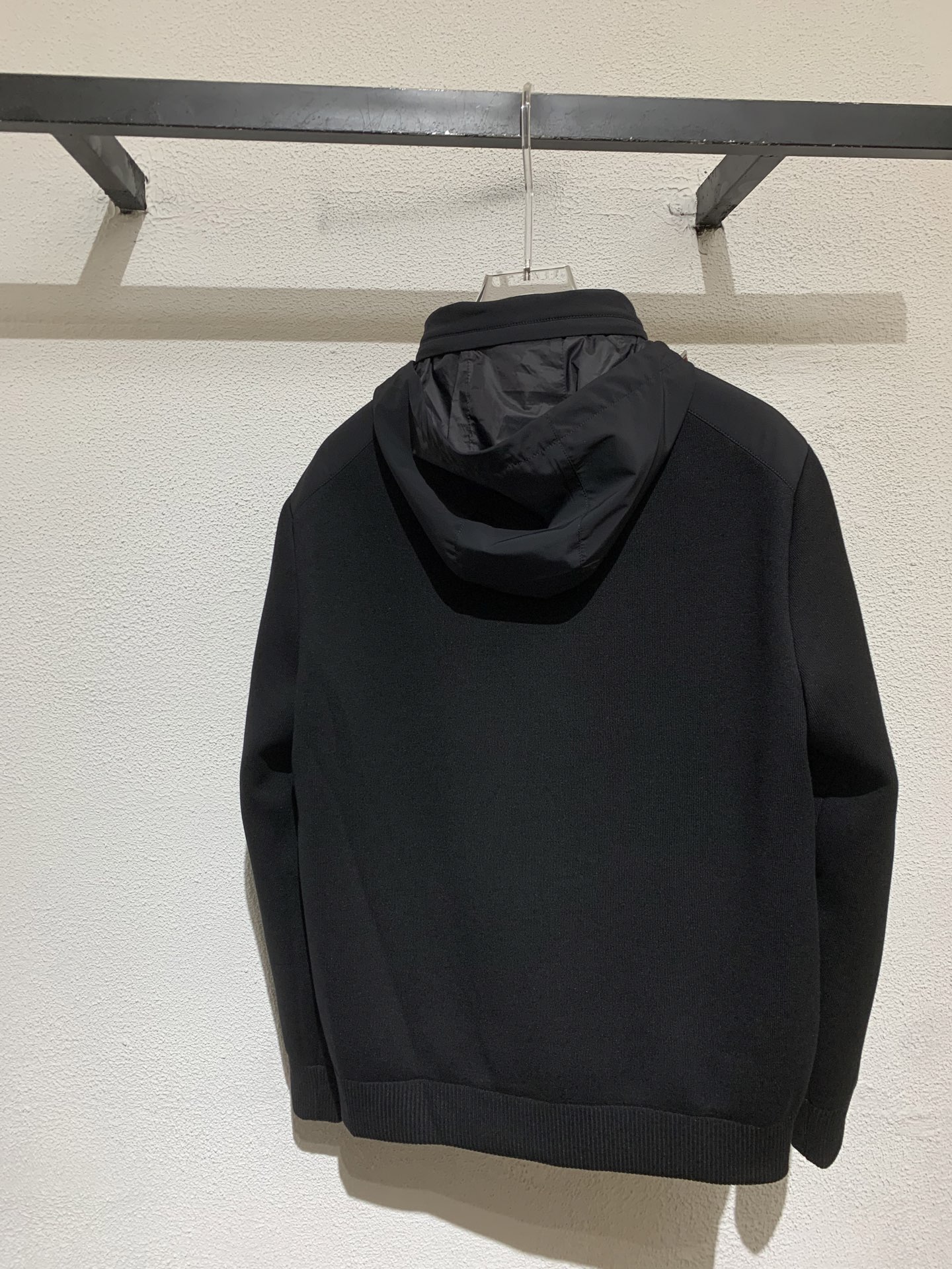 羽绒服 BC🏡男士连帽羽绒服外套「帽子可隐藏」拼接面料设计，采用优质羊毛混纺面料，同时融合其他纤维提升耐