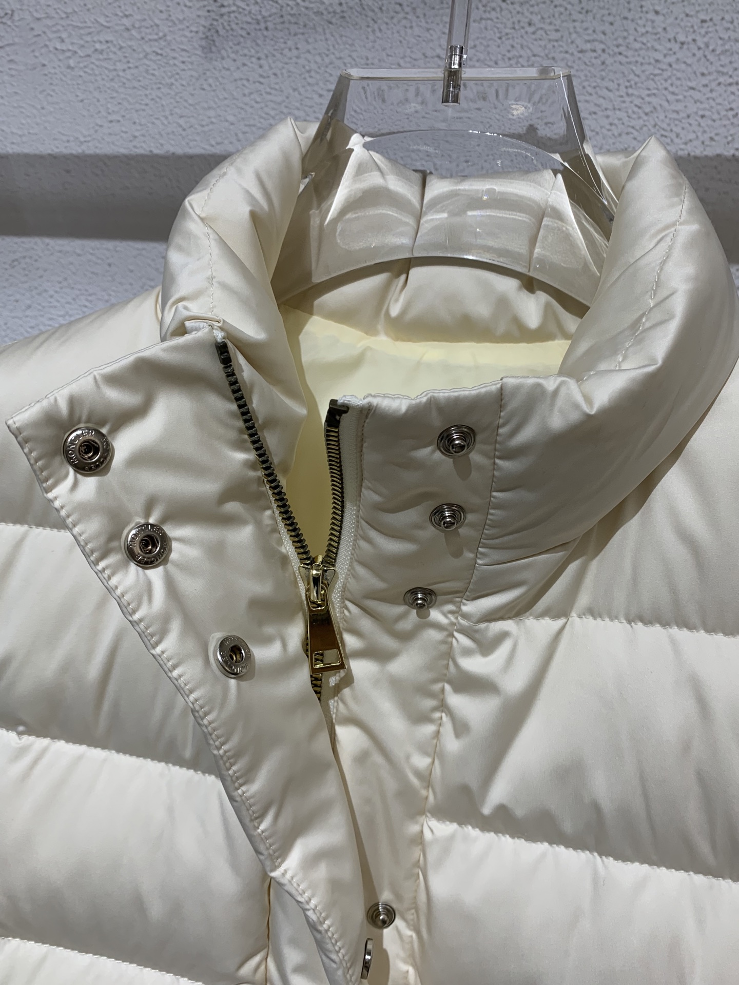 羽绒服   M🏠女款立领羽绒马甲 柜同步发售开模定制五金辅料，鹅绒填充👍保暖度极佳！黑色 米白色，1-2