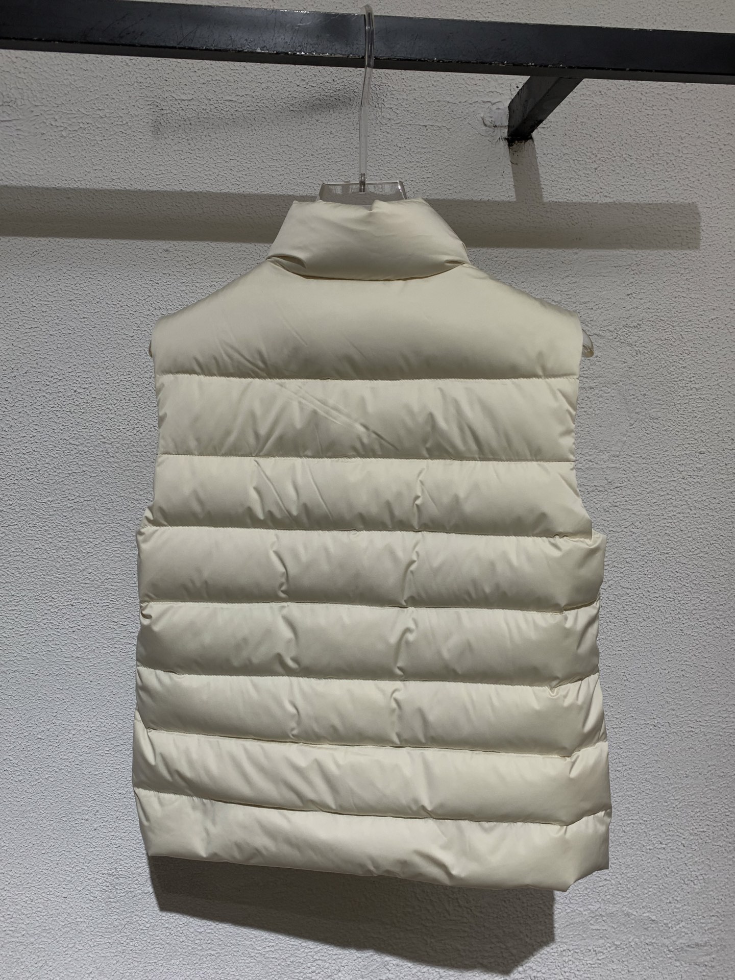 羽绒服   M🏠女款立领羽绒马甲 柜同步发售开模定制五金辅料，鹅绒填充👍保暖度极佳！黑色 米白色，1-2