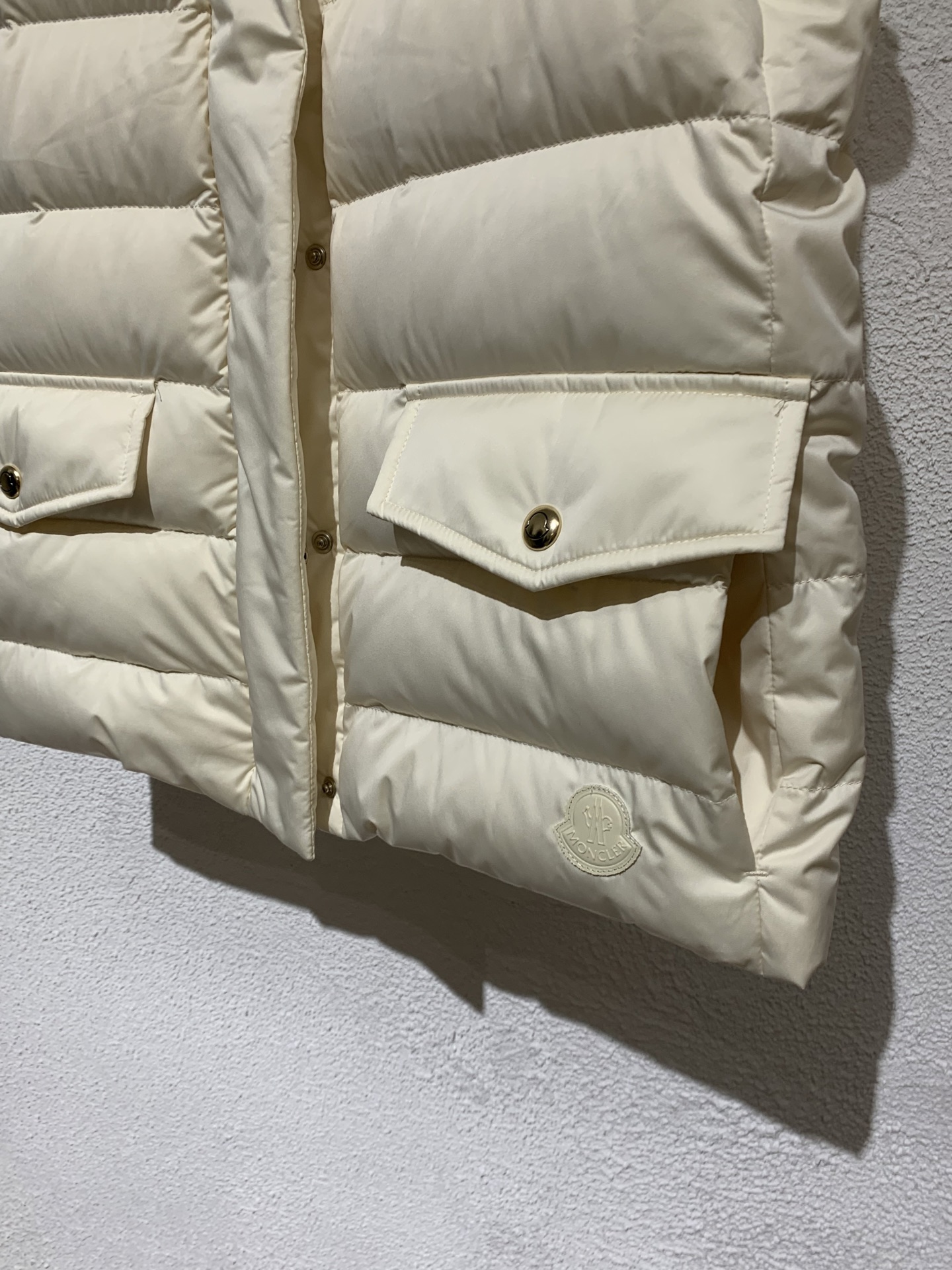 羽绒服   M🏠女款立领羽绒马甲 柜同步发售开模定制五金辅料，鹅绒填充👍保暖度极佳！黑色 米白色，1-2