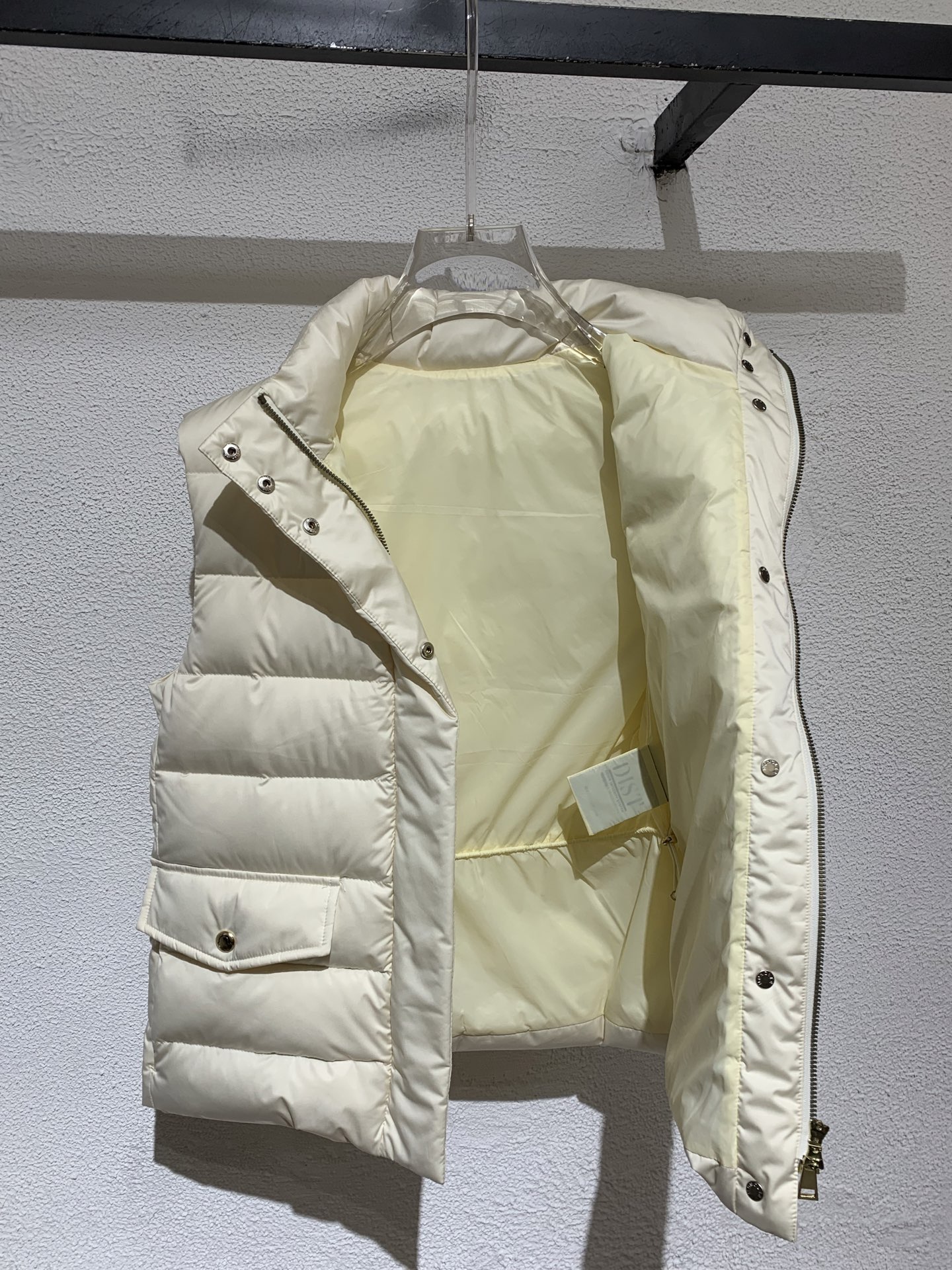 羽绒服   M🏠女款立领羽绒马甲 柜同步发售开模定制五金辅料，鹅绒填充👍保暖度极佳！黑色 米白色，1-2