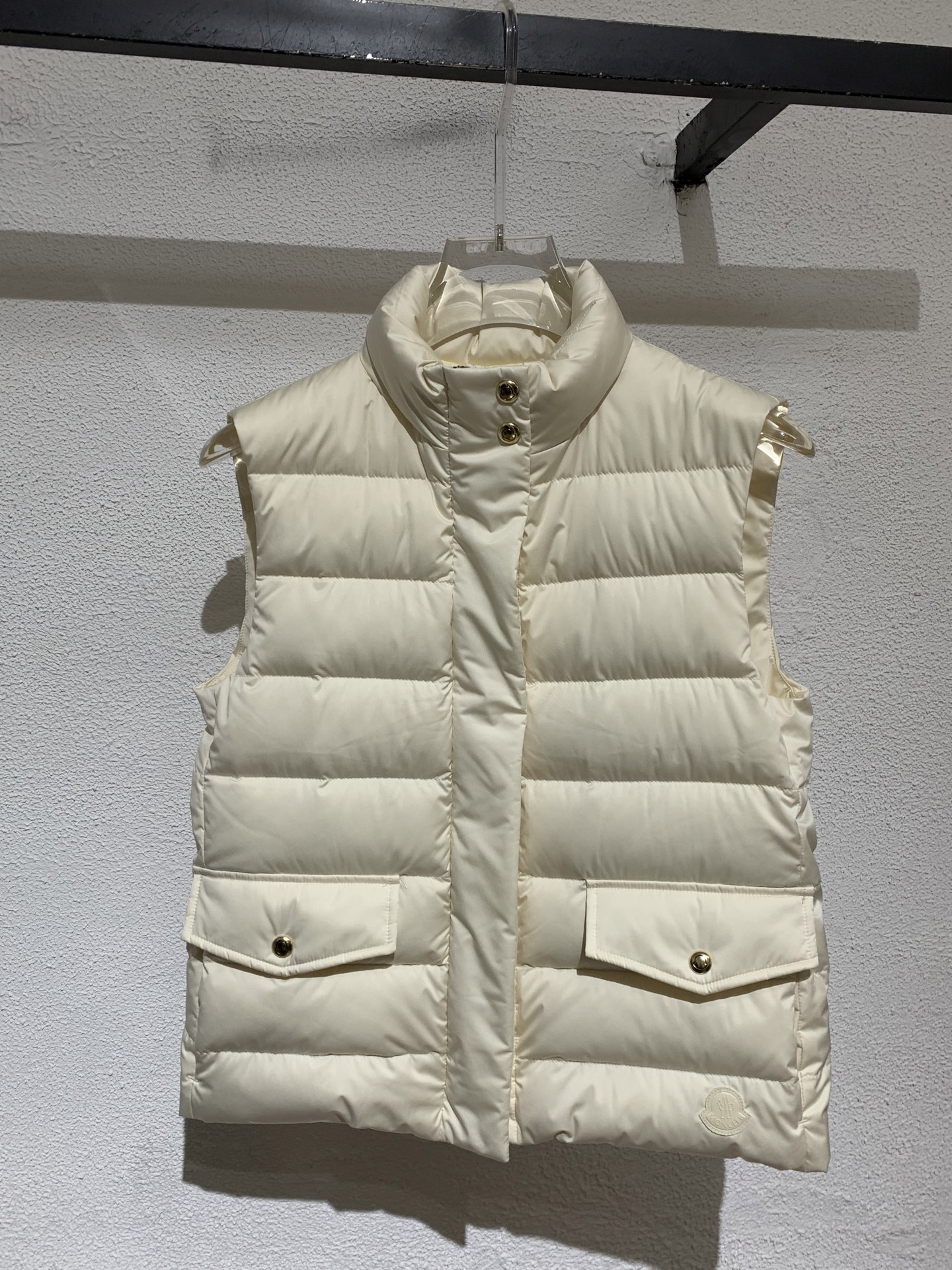 羽绒服   M🏠女款立领羽绒马甲 柜同步发售开模定制五金辅料，鹅绒填充👍保暖度极佳！黑色 米白色，1-2