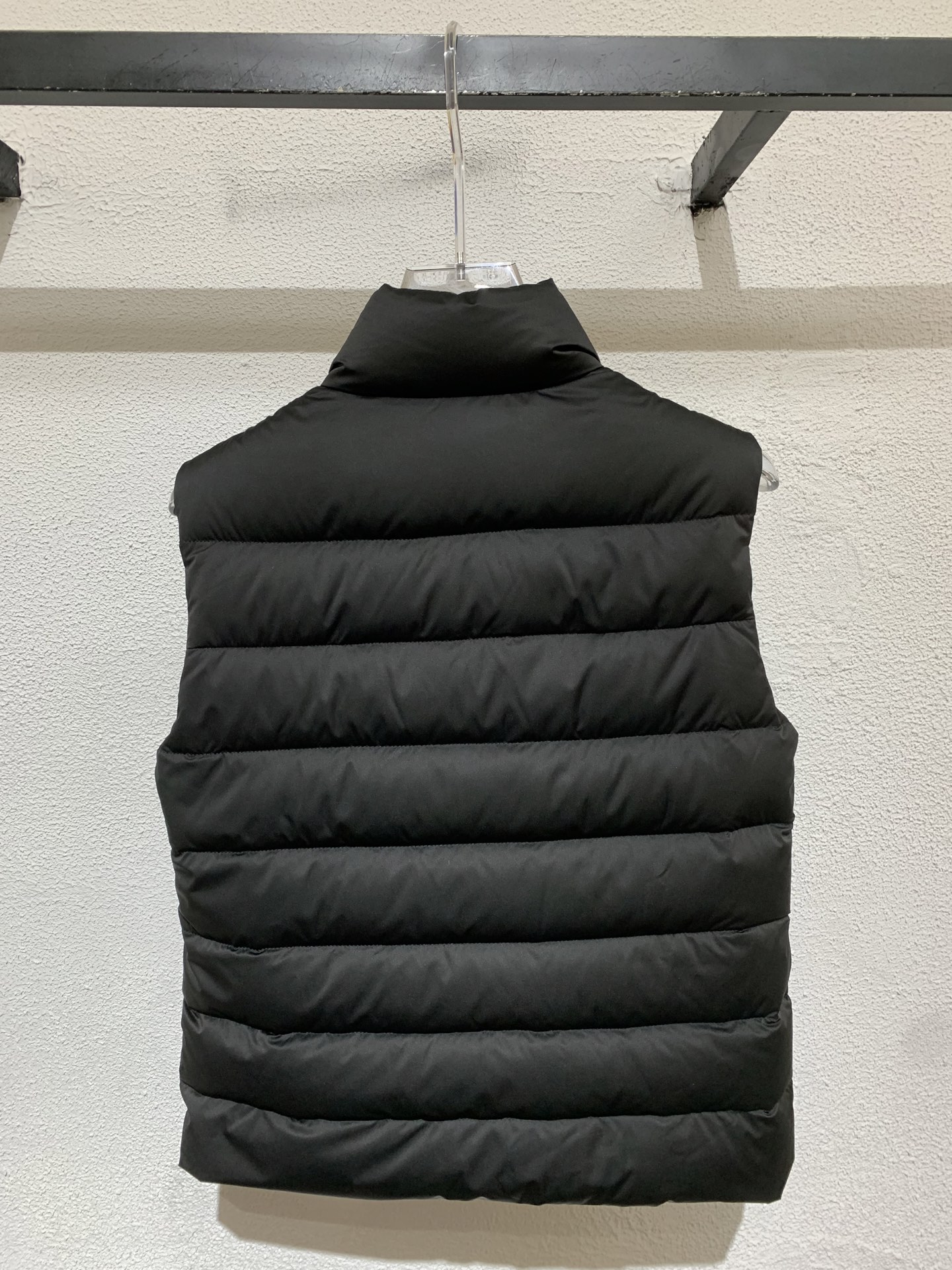 羽绒服   M🏠女款立领羽绒马甲 柜同步发售开模定制五金辅料，鹅绒填充👍保暖度极佳！黑色 米白色，1-2