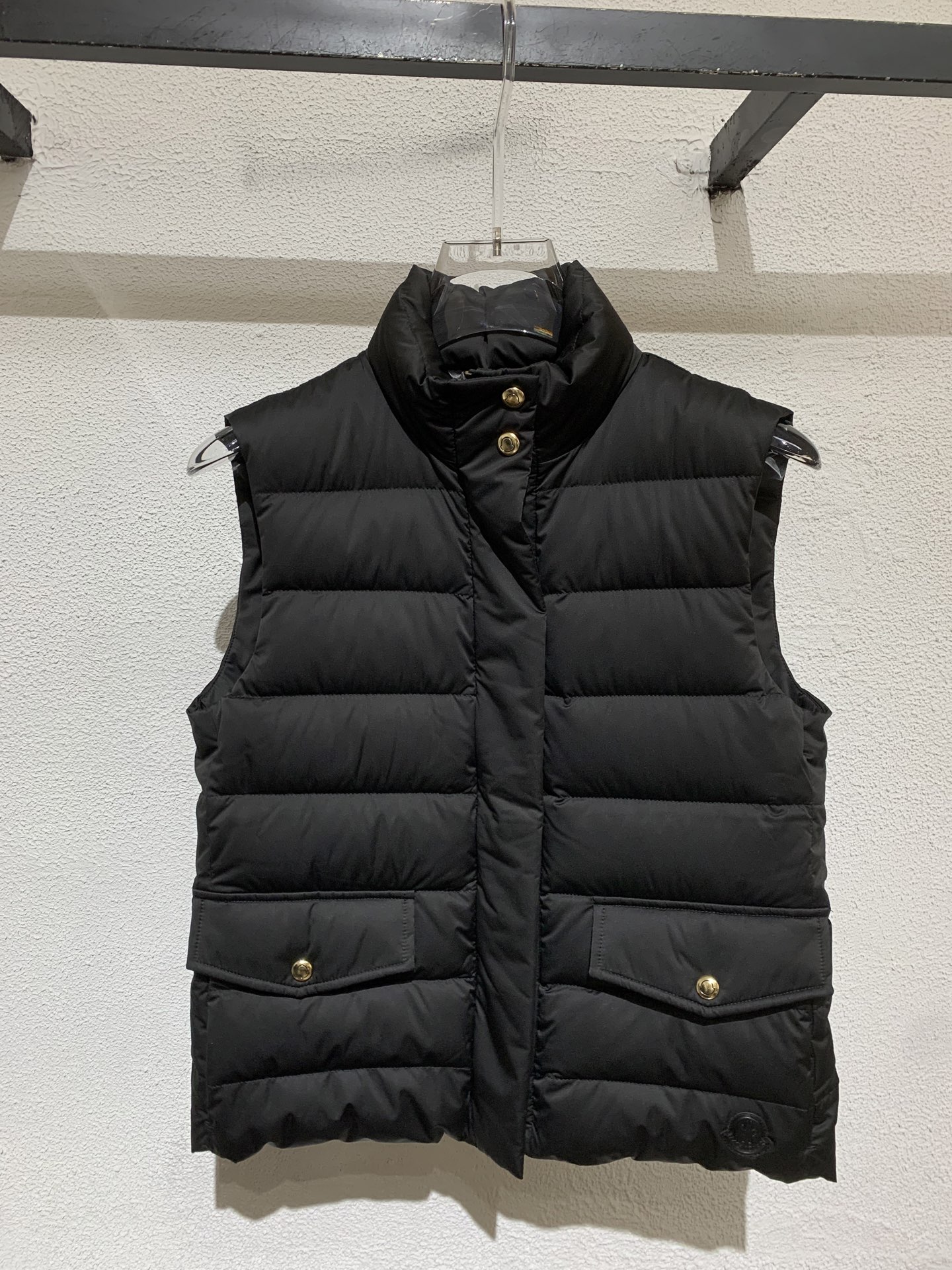 羽绒服   M🏠女款立领羽绒马甲 柜同步发售开模定制五金辅料，鹅绒填充👍保暖度极佳！黑色 米白色，1-2