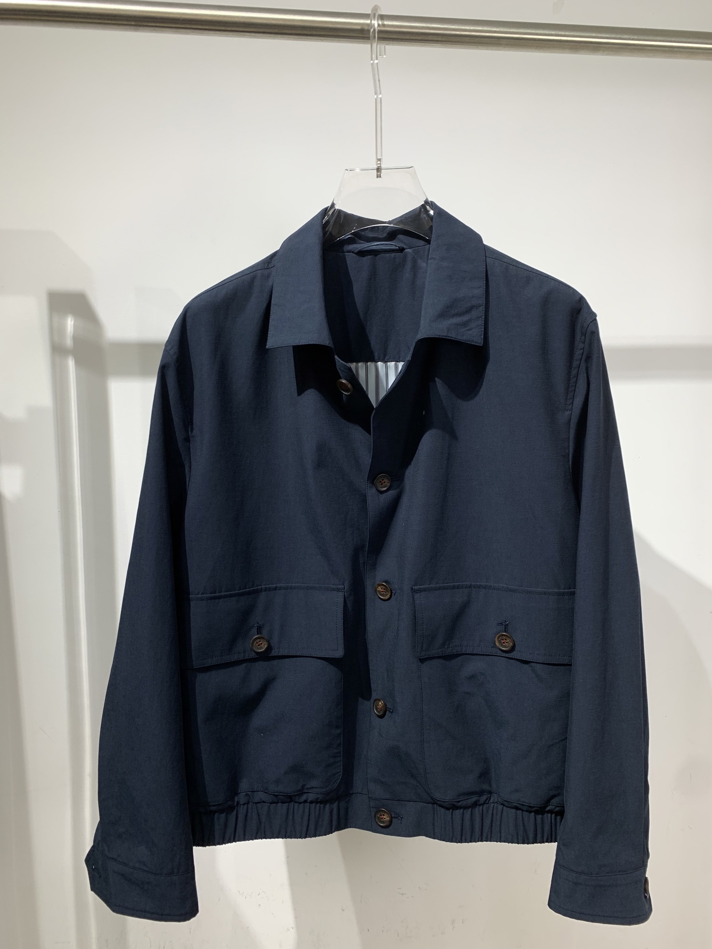 BC🏠男士早春新款翻领夹克外套，采用55天丝、45棉，聚酯纤维的斜纹面料，既有棉质的自然质感，又比纯棉更