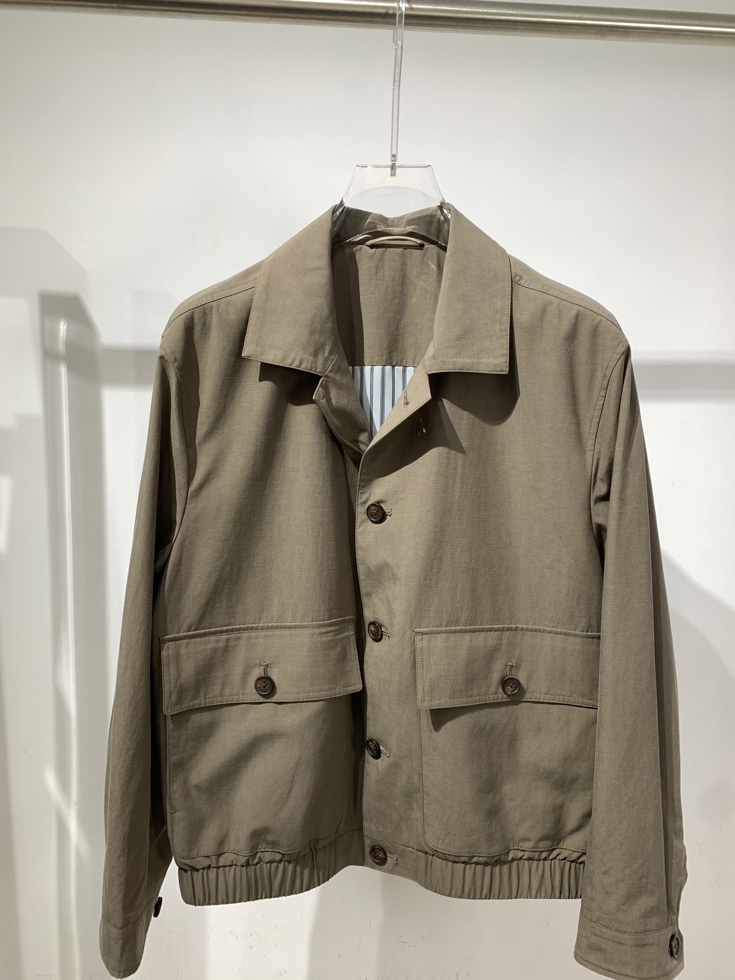 BC🏠男士早春新款翻领夹克外套，采用55天丝、45棉，聚酯纤维的斜纹面料，既有棉质的自然质感，又比纯棉更