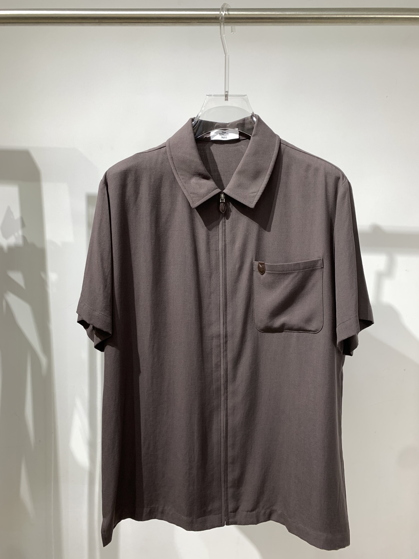 NO:845322,Ber luti men's new summer style high-end customized model, Italian OEM order, iconic embroidered logo embellishment on the chest pocket, simple elements and classic combination, the fabric is made of lyocell blended linen fabric, which has been baptized by multiple special processes to perfectly maintain its comfort and texture beauty. It is light and soft, quite durable, low-key and elegant, full of artistic conception. It has excellent breathability and moisture absorption, and is particularly comfortable against the skin. Color white brown. Size 48-56,,19860909布鲁提男士夏季新款Ber luti高端定制款,意大利代工订单、胸兜处标志性刺绣logo点缀,简约元素经典搭配,面料选用莱赛尔混纺亚麻面料,经过多道特殊工艺的洗礼,完美的保持了它的舒适感与肌理美感,轻盈柔软,相当耐看,低调儒雅,意境十足.透气性与吸湿性极佳,亲肤感尤为舒适.颜色白色 棕色.尺码48-56,,,Men's clothing