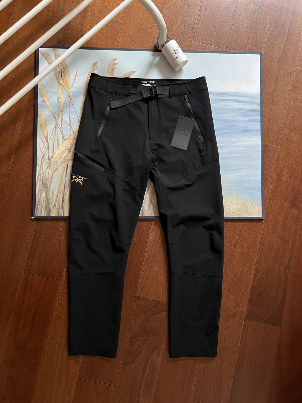 Arcteryx始祖鸟 GAMMA系列 Gamma mx pant 纯色纯色刺绣大金鸟Logo腰带直筒防水休闲裤 金色的大LOGO,使你穿上显得更大气 柜子2000➕ 面料性能、版型裁剪、做工品质缺一不可这款,真的每一方面做得都很突出 款式上也没有局限性,日常、休闲、城市通勤、户外、骑行、运动皆可! 外层呈现竖向的长城条肌理提花,内层是超细玉米格功能层! 非常的细腻、紧实,轻盈柔软不生硬 接近于肌肤触感,穿起来特舒服、特透气,不闷不捂不沾身!能够实现防水与吸湿速干兼顾,干爽自在,又很方便打理! 四面高弹,告别紧绷舒服,行动十分的自在灵活骑行、爬山、跑步、运动什么的都不用担心~ 腰身单粒扣+拉链门襟闭合,简洁大方!带双匝线腰袢,纽扣和拉链均是同色定制! 两侧斜插口袋,裤腿两侧是双层翻盖的半立体口袋,轻工装设计,很有层次! 3D人工学立体栽剪!裆部插角布拼接,裤腿微弧形线条向下微收,很是考究严谨 使得双腿与裆部灵活不紧绷的同时,又能收束裤腿,修饰身材! 全身拼缝采用军品级双规车工缝制,针脚严密工整! 这裤子真的太爱了,到手你们自己看,性价比非常之高 颜色 黑色 卡其 裤长 腰围 臀围 建议体重 M 98 80 100 100-120 L 100 84 104 120-140 XL 102 88 109 140-160 2XL 104 92 114 155-175 3XL 106 96 118 170-190 4XL 110 100 122 190-210