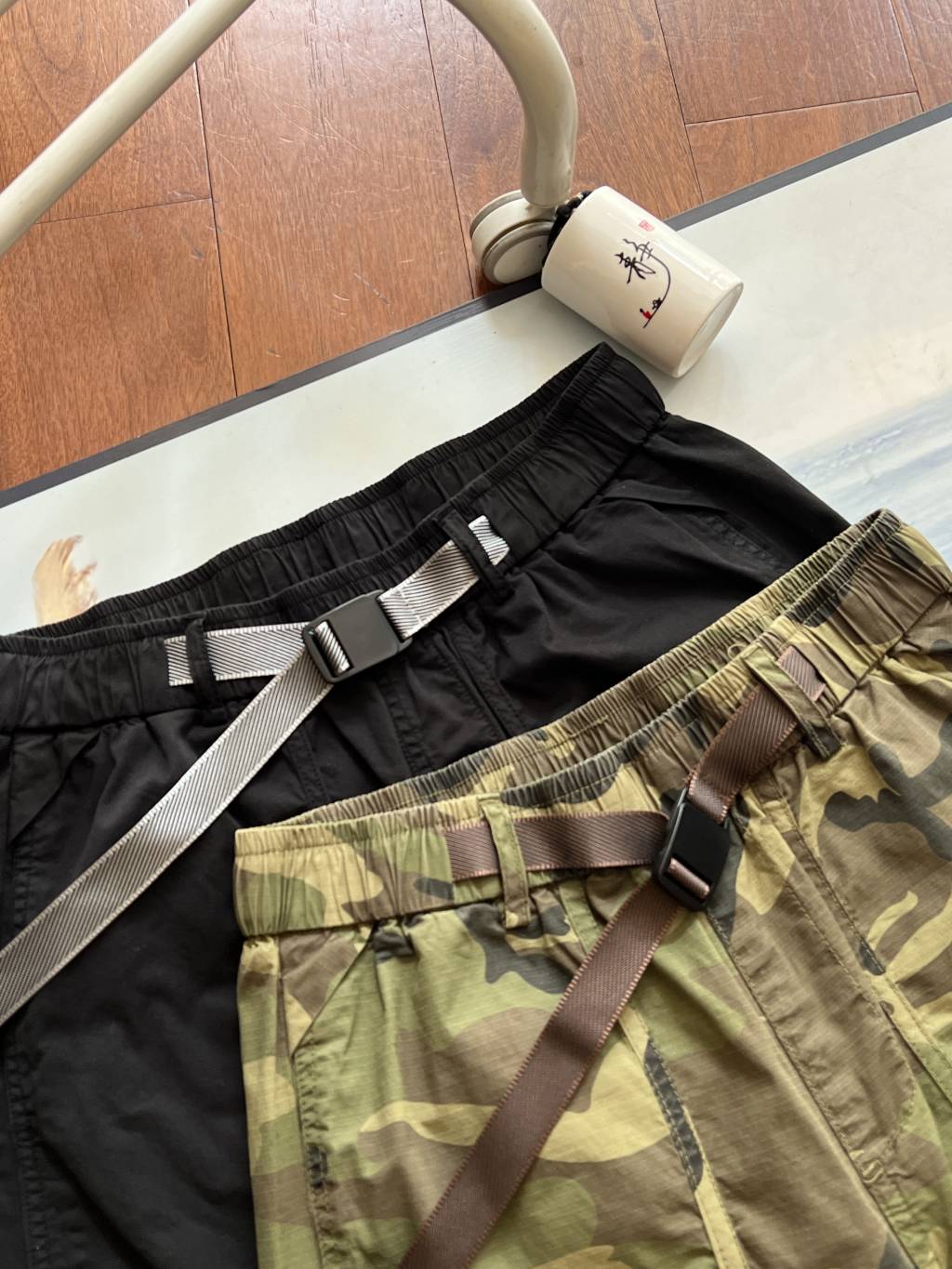 💰200
Arcteryx始祖鸟 Alpha系列 LEAF Algpa Pant LT 直筒宽松舒适冲锋裤 男女同款 入c军事风迷彩工装束脚裤潮

超级好看的两色迷彩裤，分别是黑色和迷彩色，裤型设计一点不落俗套，裤脚的松紧设计，上身效果非常有型。扑面而来的硬汉风～值得一说的是迷彩裤的面料，采用5050尼龙棉，此款面料相较于传统的棉涤和纯棉材质在舒适性和耐用性上有巨大的优势，外贸出口工厂出货，无论从面料和细节方面都很完美，入手一定不会失望～军迷们赶紧入手啦

颜色：迷彩色      黑色
尺码：M–3XL
​尺码     腰围     臀围     脚口      裤长      体重
M         75       106      13.5       95     130以内
L          78       110      13.5       97     150以内
XL        81       104      14         99      170以内
2XL      84       108      14        101     190以内
3XL      87        122     15.5     103      210以内