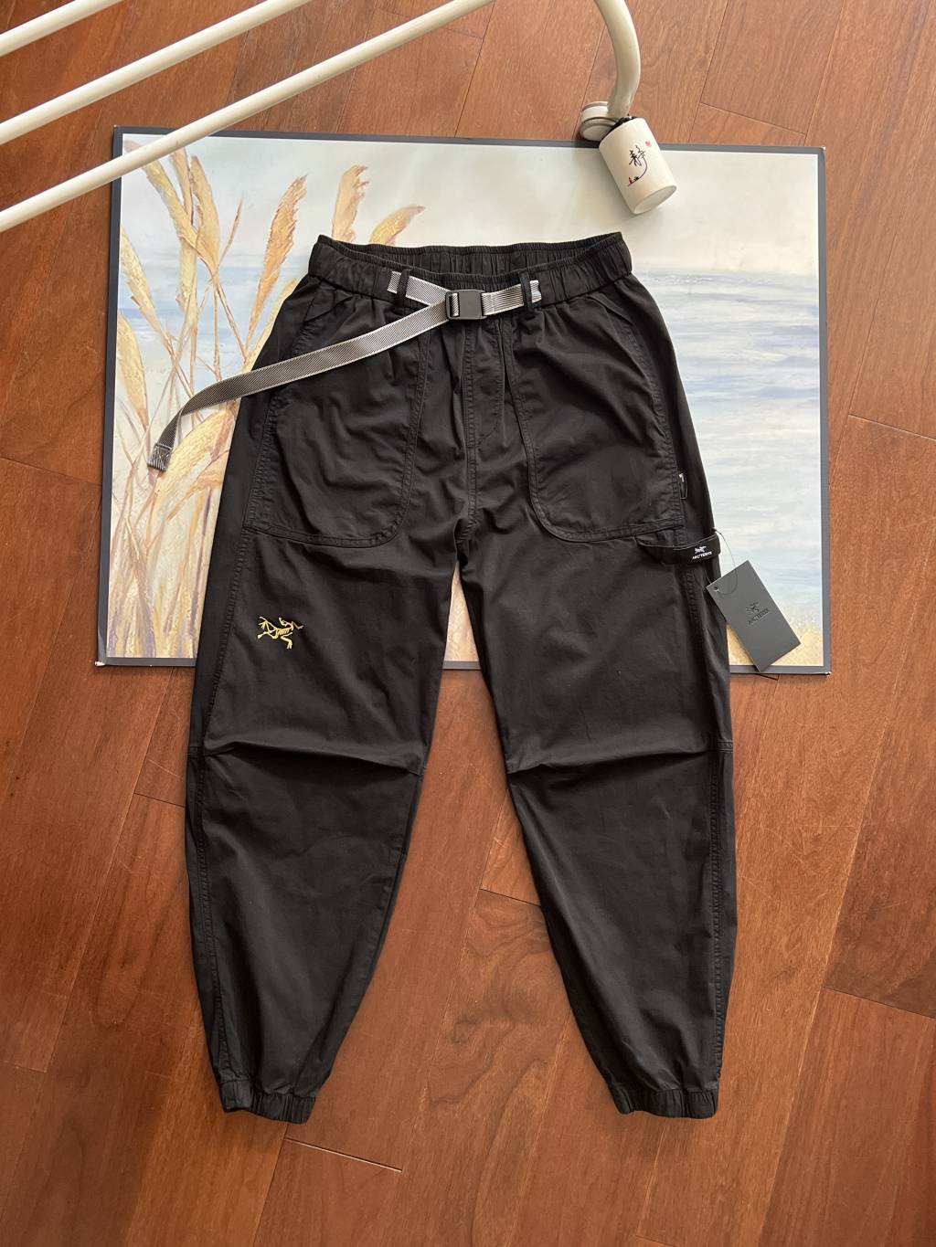 💰200
Arcteryx始祖鸟 Alpha系列 LEAF Algpa Pant LT 直筒宽松舒适冲锋裤 男女同款 入c军事风迷彩工装束脚裤潮

超级好看的两色迷彩裤，分别是黑色和迷彩色，裤型设计一点不落俗套，裤脚的松紧设计，上身效果非常有型。扑面而来的硬汉风～值得一说的是迷彩裤的面料，采用5050尼龙棉，此款面料相较于传统的棉涤和纯棉材质在舒适性和耐用性上有巨大的优势，外贸出口工厂出货，无论从面料和细节方面都很完美，入手一定不会失望～军迷们赶紧入手啦

颜色：迷彩色      黑色
尺码：M–3XL
​尺码     腰围     臀围     脚口      裤长      体重
M         75       106      13.5       95     130以内
L          78       110      13.5       97     150以内
XL        81       104      14         99      170以内
2XL      84       108      14        101     190以内
3XL      87        122     15.5     103      210以内