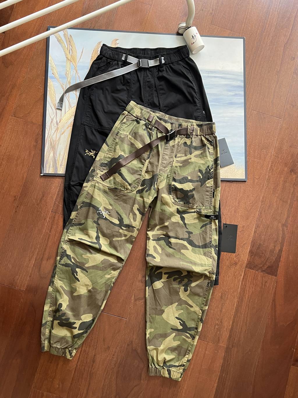 💰200
Arcteryx始祖鸟 Alpha系列 LEAF Algpa Pant LT 直筒宽松舒适冲锋裤 男女同款 入c军事风迷彩工装束脚裤潮

超级好看的两色迷彩裤，分别是黑色和迷彩色，裤型设计一点不落俗套，裤脚的松紧设计，上身效果非常有型。扑面而来的硬汉风～值得一说的是迷彩裤的面料，采用5050尼龙棉，此款面料相较于传统的棉涤和纯棉材质在舒适性和耐用性上有巨大的优势，外贸出口工厂出货，无论从面料和细节方面都很完美，入手一定不会失望～军迷们赶紧入手啦

颜色：迷彩色      黑色
尺码：M–3XL
​尺码     腰围     臀围     脚口      裤长      体重
M         75       106      13.5       95     130以内
L          78       110      13.5       97     150以内
XL        81       104      14         99      170以内
2XL      84       108      14        101     190以内
3XL      87        122     15.5     103      210以内