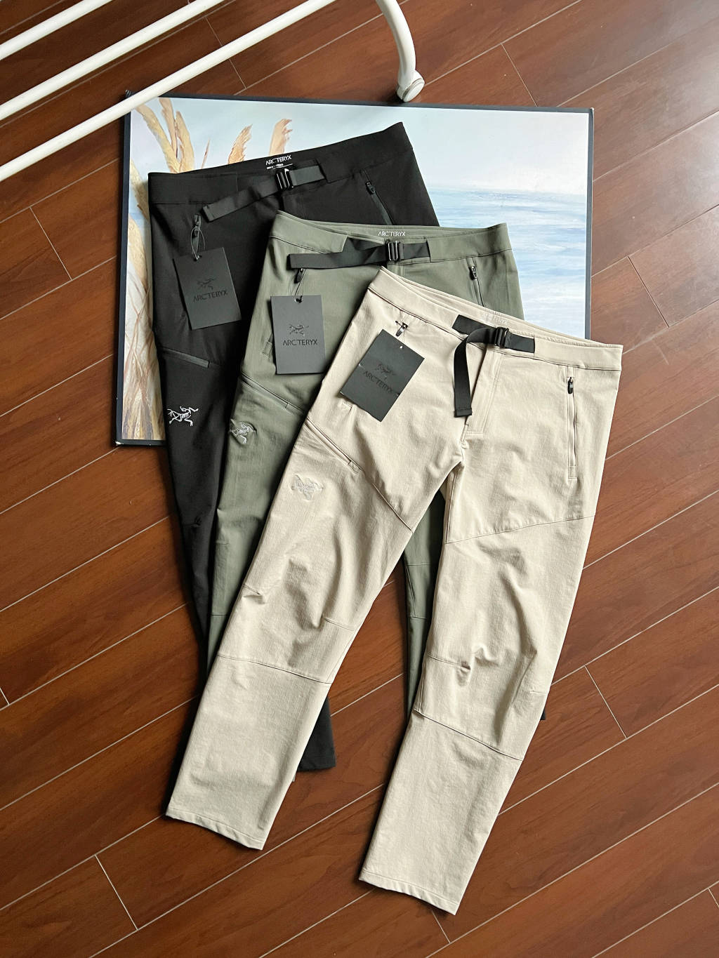 Arcteryx始祖鸟 GAMMA SS25 PANT 刺绣Logo 防风防雨直筒运动纯色舒适休闲裤 刺绣的大鸟LOGO,使你穿上显得更大气 柜子2000➕ 面料性能、版型裁剪、做工品质缺一不可这款,真的每一方面做得都很突出 款式上也没有局限性,日常、休闲、城市通勤、户外、骑行、运动皆可! 外层呈现竖向的长城条肌理提花,内层是超细玉米格功能层! 非常的细腻、紧实,轻盈柔软不生硬 接近于肌肤触感,穿起来特舒服、特透气,不闷不捂不沾身!能够实现防水与吸湿速干兼顾,干爽自在,又很方便打理! 四面高弹,告别紧绷舒服,行动十分的自在灵活骑行、爬山、跑步、运动什么的都不用担心~ 腰身单粒扣+拉链门襟闭合,简洁大方!带双匝线腰袢,纽扣和拉链均是同色定制! 3D人工学立体栽剪!裆部插角布拼接,裤腿微弧形线条向下微收,很是考究严谨 使得双腿与裆部灵活不紧绷的同时,又能收束裤腿,修饰身材! 全身拼缝采用军品级双规车工缝制,针脚严密工整! 这裤子真的太爱了,到手你们自己看,性价比非常之高 颜色 黑色 卡其 军绿色 裤长 腰围 臀围 建议体重 M 95 82 100 110-125 L 97 86 104 125-145 XL 99 90 108 145-160 2XL 101 94 112 160-175 3XL 103 98 116 175-190 4XL 105 102 120 190-205 5XL 107 106 124 205-225