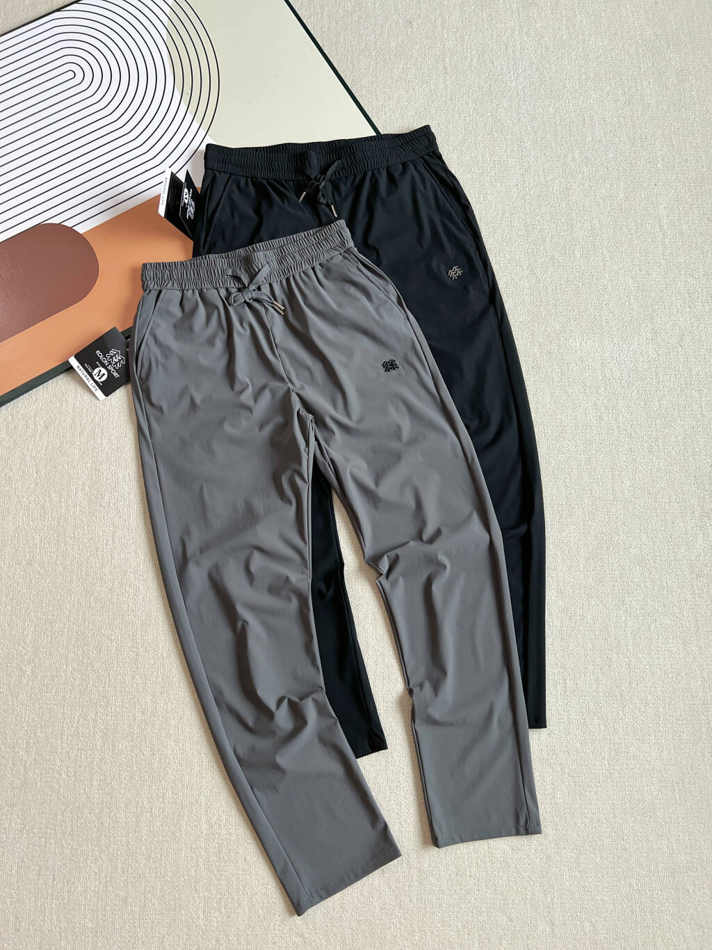 💰125
              可隆KOLON SPORT CAMPING系列 SECO面料吸湿速干防晒UPF40+抗皱棉感针织冰丝运动裤
​
​又到了夏天穿啥都热，一动就汗流浃背的季节，直到我遇见了这款冰丝速干裤，才知道什么叫夏日救星。
前面是金属标，后面是硅胶字母压标，绝不是市场那种一眼假的玩意，面料弹力很大，是你穿上更舒服
这款速干裤采用高端冰蚕丝面料 拥有超强的吸湿排汗功能，能在你挥洒汗水的瞬间，迅速将汗水导出，让你时刻保持干爽舒适，毫无黏腻之感。其面料丝滑而又富有弹性，完美贴合你的身体曲线，让你的每一个动作都流畅自如，毫无束缚。一上身凉意瞬间袭来，仿佛给双腿敷上了冰膜 ，触感丝滑，像牛奶般滋润肌肤。速干能力更是一绝，跑步、健身时大汗淋漓，几分钟裤子就干爽如初，完全没有黏腻感 。而且透气性能超强，时刻排出热气，即使在闷热的三伏天，双腿也能自由呼吸。
 
3D立体剪裁完美贴合人体曲线，无论是大步奔跑，还是做高难度瑜伽动作，都毫无束缚，活动自如。简约时尚的外观，轻松搭配各种上衣，日常出街、户外运动，都能让你帅气又舒适。
 
如果你也想在夏天告别闷热与黏腻，那就赶紧入手这条昂跑冰丝速干裤，享受清凉一夏吧！
颜色:黑色      灰色
尺码：M-4XL
尺码       腰围       臀围       裤长        建议体重
M            75          91         99           90-110
L             79         102        101         110-130
XL          83          106        102         130-150
2XL        87          110        103         150-170
3XL        91          114        104         170-190
4XL        95          118        105         190-210