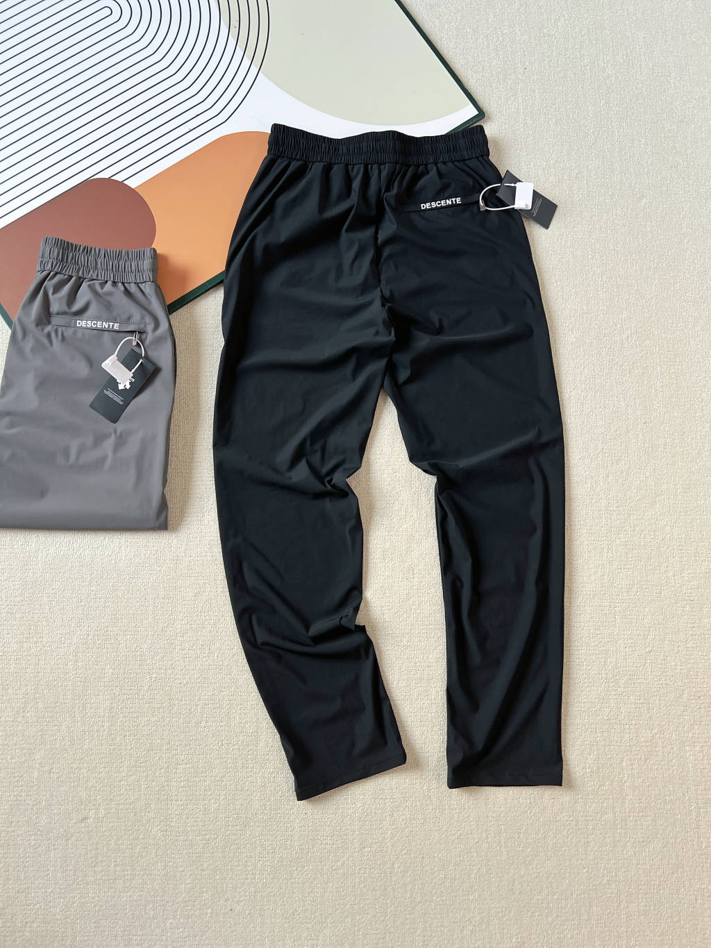 💰110
迪桑特DESCENTE 纯色Logo松紧休闲运动裤 男女同款
前后双标,绝不是市场那种一眼假的玩意,面料弹力很大,使你穿上更舒服
这款速干裤采用78%的高端锦纶和22%的氨纶,绝不是市场上通用的聚酯纤维,拥有超强的吸湿排汗功能,能在你挥洒汗水的瞬间,迅速将汗水导出,让你时刻保持干爽舒适,毫无黏腻之感。其面料丝滑而又富有弹性,完美贴合你的身体曲线,让你的每一个动作都流畅自如,毫无束缚。一上身凉意瞬间袭来,仿佛给双腿敷上了冰膜 ,触感丝滑,像牛奶般滋润肌肤。速干能力更是一绝,跑步、健身时大汗淋漓,几分钟裤子就干爽如初,完全没有黏腻感 。而且透气性能超强,时刻排出热气,即使在闷热的三伏天,双腿也能自由呼吸。
3D立体剪裁完美贴合人体曲线,无论是大步奔跑,还是做高难度瑜伽动作,都毫无束缚,活动自如。简约时尚的外观,轻松搭配各种上衣,日常出街、户外运动,都能让你帅气又舒适。
如果你也想在夏天告别闷热与黏腻,那就赶紧入手这条昂跑冰丝速干裤,享受清凉一夏吧!
颜色:黑色 灰色
尺码:M-4XL
尺码 腰围 臀围 裤长 建议体重
M 75 91 99 90-110
L 79 102 101 110-130
XL 83 106 102 130-150
2XL 87 110 103 150-170
3XL 91 114 104 170-190
4XL 95 118 105 190-210