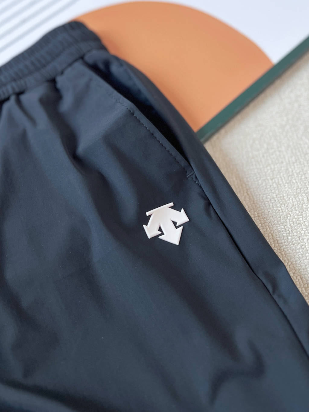 💰110
迪桑特DESCENTE 纯色Logo松紧休闲运动裤 男女同款
前后双标,绝不是市场那种一眼假的玩意,面料弹力很大,使你穿上更舒服
这款速干裤采用78%的高端锦纶和22%的氨纶,绝不是市场上通用的聚酯纤维,拥有超强的吸湿排汗功能,能在你挥洒汗水的瞬间,迅速将汗水导出,让你时刻保持干爽舒适,毫无黏腻之感。其面料丝滑而又富有弹性,完美贴合你的身体曲线,让你的每一个动作都流畅自如,毫无束缚。一上身凉意瞬间袭来,仿佛给双腿敷上了冰膜 ,触感丝滑,像牛奶般滋润肌肤。速干能力更是一绝,跑步、健身时大汗淋漓,几分钟裤子就干爽如初,完全没有黏腻感 。而且透气性能超强,时刻排出热气,即使在闷热的三伏天,双腿也能自由呼吸。
3D立体剪裁完美贴合人体曲线,无论是大步奔跑,还是做高难度瑜伽动作,都毫无束缚,活动自如。简约时尚的外观,轻松搭配各种上衣,日常出街、户外运动,都能让你帅气又舒适。
如果你也想在夏天告别闷热与黏腻,那就赶紧入手这条昂跑冰丝速干裤,享受清凉一夏吧!
颜色:黑色 灰色
尺码:M-4XL
尺码 腰围 臀围 裤长 建议体重
M 75 91 99 90-110
L 79 102 101 110-130
XL 83 106 102 130-150
2XL 87 110 103 150-170
3XL 91 114 104 170-190
4XL 95 118 105 190-210