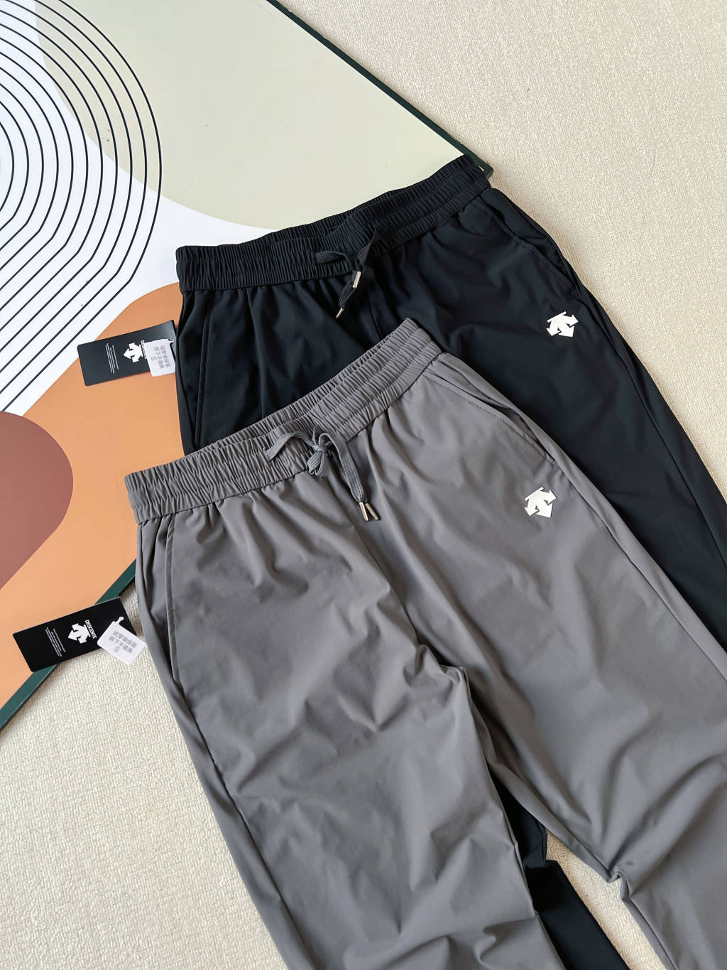 💰110
迪桑特DESCENTE 纯色Logo松紧休闲运动裤 男女同款
前后双标,绝不是市场那种一眼假的玩意,面料弹力很大,使你穿上更舒服
这款速干裤采用78%的高端锦纶和22%的氨纶,绝不是市场上通用的聚酯纤维,拥有超强的吸湿排汗功能,能在你挥洒汗水的瞬间,迅速将汗水导出,让你时刻保持干爽舒适,毫无黏腻之感。其面料丝滑而又富有弹性,完美贴合你的身体曲线,让你的每一个动作都流畅自如,毫无束缚。一上身凉意瞬间袭来,仿佛给双腿敷上了冰膜 ,触感丝滑,像牛奶般滋润肌肤。速干能力更是一绝,跑步、健身时大汗淋漓,几分钟裤子就干爽如初,完全没有黏腻感 。而且透气性能超强,时刻排出热气,即使在闷热的三伏天,双腿也能自由呼吸。
3D立体剪裁完美贴合人体曲线,无论是大步奔跑,还是做高难度瑜伽动作,都毫无束缚,活动自如。简约时尚的外观,轻松搭配各种上衣,日常出街、户外运动,都能让你帅气又舒适。
如果你也想在夏天告别闷热与黏腻,那就赶紧入手这条昂跑冰丝速干裤,享受清凉一夏吧!
颜色:黑色 灰色
尺码:M-4XL
尺码 腰围 臀围 裤长 建议体重
M 75 91 99 90-110
L 79 102 101 110-130
XL 83 106 102 130-150
2XL 87 110 103 150-170
3XL 91 114 104 170-190
4XL 95 118 105 190-210