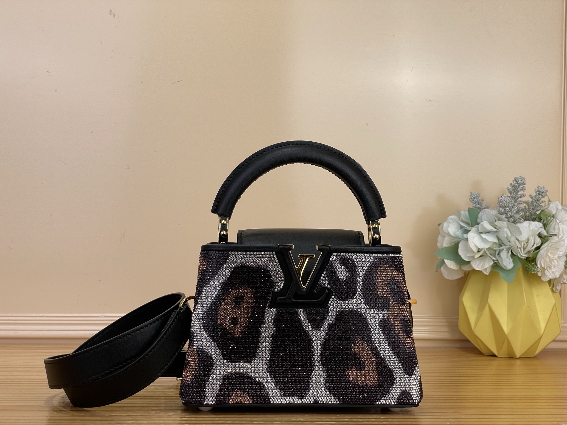 NO:812340,Top original order [caucines mini handbag] M13335 crystal diamond/leopard print original imported crystal diamond with original imported fully hand-set diamond crystal diamond with cowhide leather Caucines mini handbag from the Excetionals LV Sarkle jw series, lighting up the 2026 spring and summer show with complex design. Brilliant cut imitation crystal, all-steel chain ingeniously sewn into the cowhide base, LV  The letter logo pays tribute to the brand's long heritage. The flap can be placed externally or internally, and can be worn with a detachable shoulder strap to create a variety of styling possibilities. Size 21 x 14 x 8cm 130121450,, louis vuitton, cowhide19860909顶级原单【caucines mini手袋】M13335 水晶钻/ 豹纹 原进口水晶钻 配原进口 全手工镶钻 水晶钻配牛皮本款 Caucines 迷你手袋出自 Excetionals LV Sarkle jw系列,以繁复设计点亮 2026春夏秀场.璀璨的切割仿水晶,全钢链条匠心缝入牛皮革基底,LV 字母标识致意品牌悠久传承.翻盖可外置或内收,搭配可拆卸肩带实现多种造型可能. 尺寸21 x 14 x 8cm 130121450,,louis vuitton,cowhide,Bag
