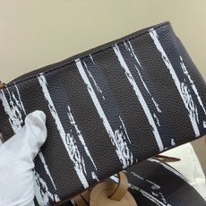 【顶级原单】【Speedy Bandoulière 30 手袋】M28190 黑色(条纹) 以瞩目条纹道出 Pharr 【顶级原单】【Speedy Bandoulière 30 手袋】M28190 黑色(条纹) 以瞩目条纹道出 Pharr