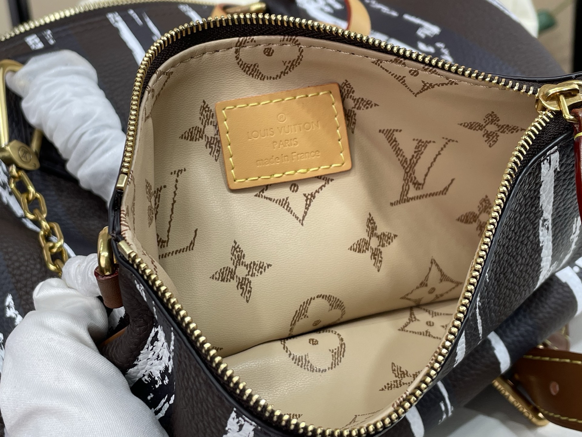 【顶级原单】【Speedy Bandoulière 30 手袋】M28190 黑色(条纹) 以瞩目条纹道出 Pharr 【顶级原单】【Speedy Bandoulière 30 手袋】M28190 黑色(条纹) 以瞩目条纹道出 Pharr