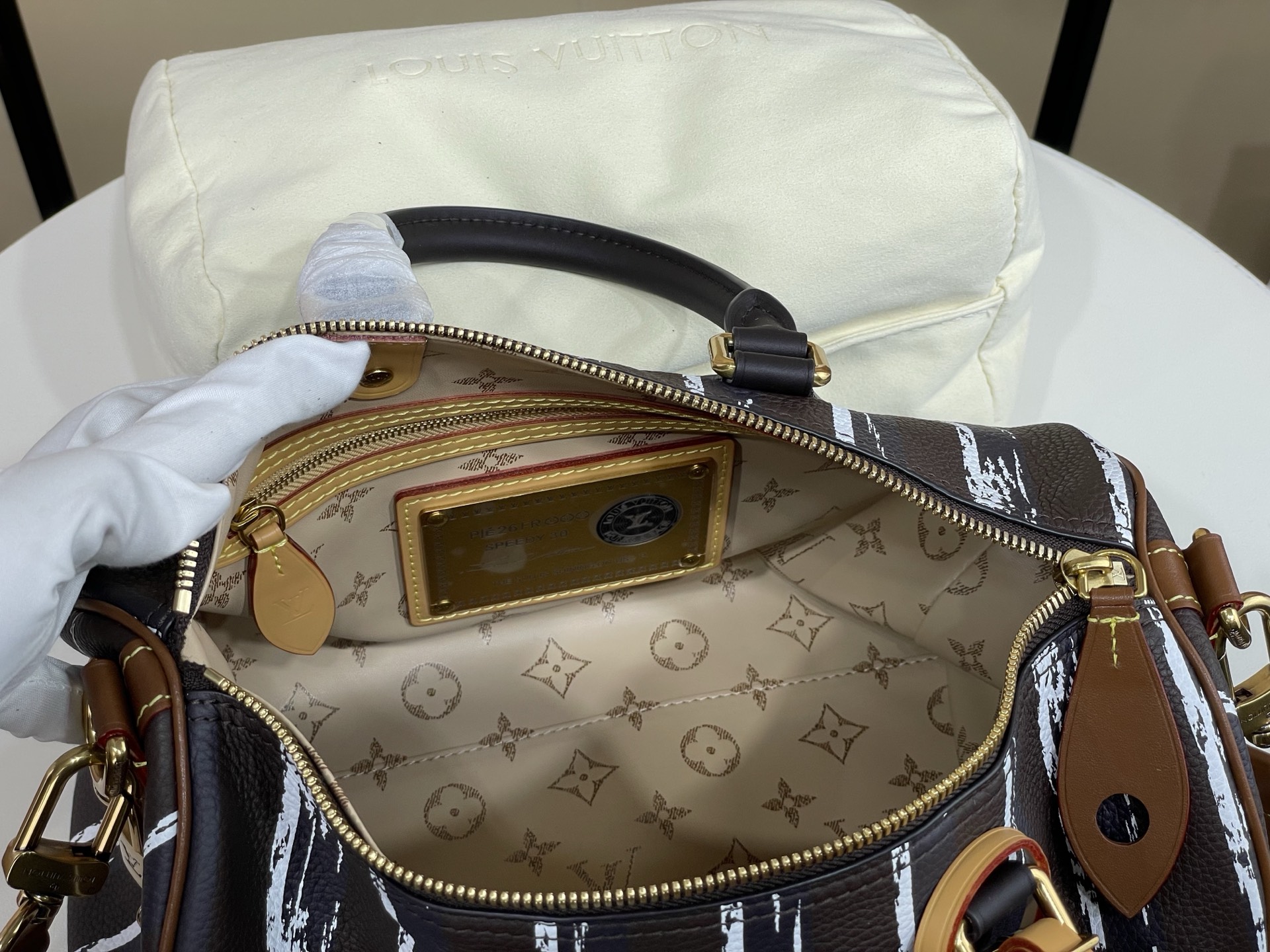 【顶级原单】【Speedy Bandoulière 30 手袋】M28190 黑色(条纹) 以瞩目条纹道出 Pharr 【顶级原单】【Speedy Bandoulière 30 手袋】M28190 黑色(条纹) 以瞩目条纹道出 Pharr