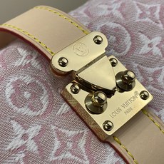 【顶级原单】【POCHETTE MIA 手袋】M2A382 粉色/提花 本款优雅 Pochette Mia 手袋聚焦 M 【顶级原单】【POCHETTE MIA 手袋】M2A382 粉色/提花 本款优雅 Pochette Mia 手袋聚焦 M