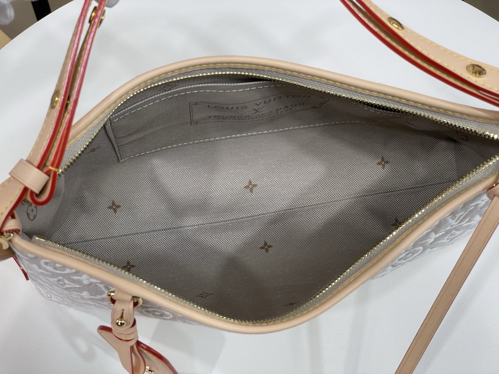 【顶级原单】【CARRYALL EAST WEST 手袋 】M2A136 白色/提花 2026 早秋系列演绎 Carry 【顶级原单】【CARRYALL EAST WEST 手袋 】M2A136 白色/提花 2026 早秋系列演绎 Carry