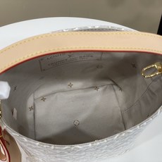 【顶级原单】【ALL IN BB 手袋 】M2A377 白色/提花 All In BB 手袋焕现经典色彩,致意路易威登传 【顶级原单】【ALL IN BB 手袋 】M2A377 白色/提花 All In BB 手袋焕现经典色彩,致意路易威登传