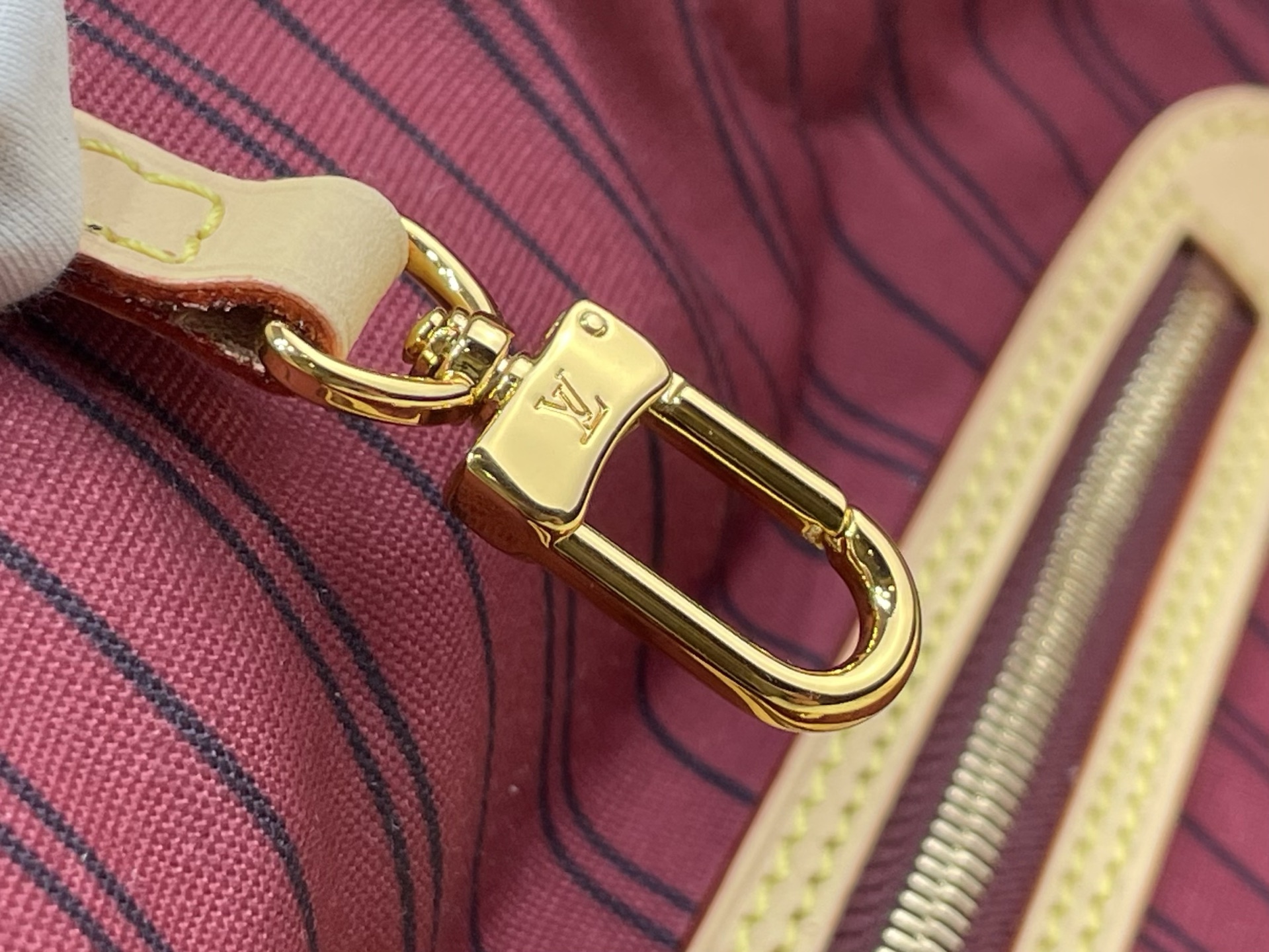 【顶级原单】【Neverfull 大号手袋】M29449 白花/徽章丝印 Getaway 胶囊系列焕新呈现 Neverf 【顶级原单】【Neverfull 大号手袋】M29449 白花/徽章丝印 Getaway 胶囊系列焕新呈现 Neverf