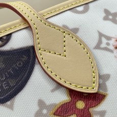 【顶级原单】【Neverfull 大号手袋】M29449 白花/徽章丝印 Getaway 胶囊系列焕新呈现 Neverf 【顶级原单】【Neverfull 大号手袋】M29449 白花/徽章丝印 Getaway 胶囊系列焕新呈现 Neverf