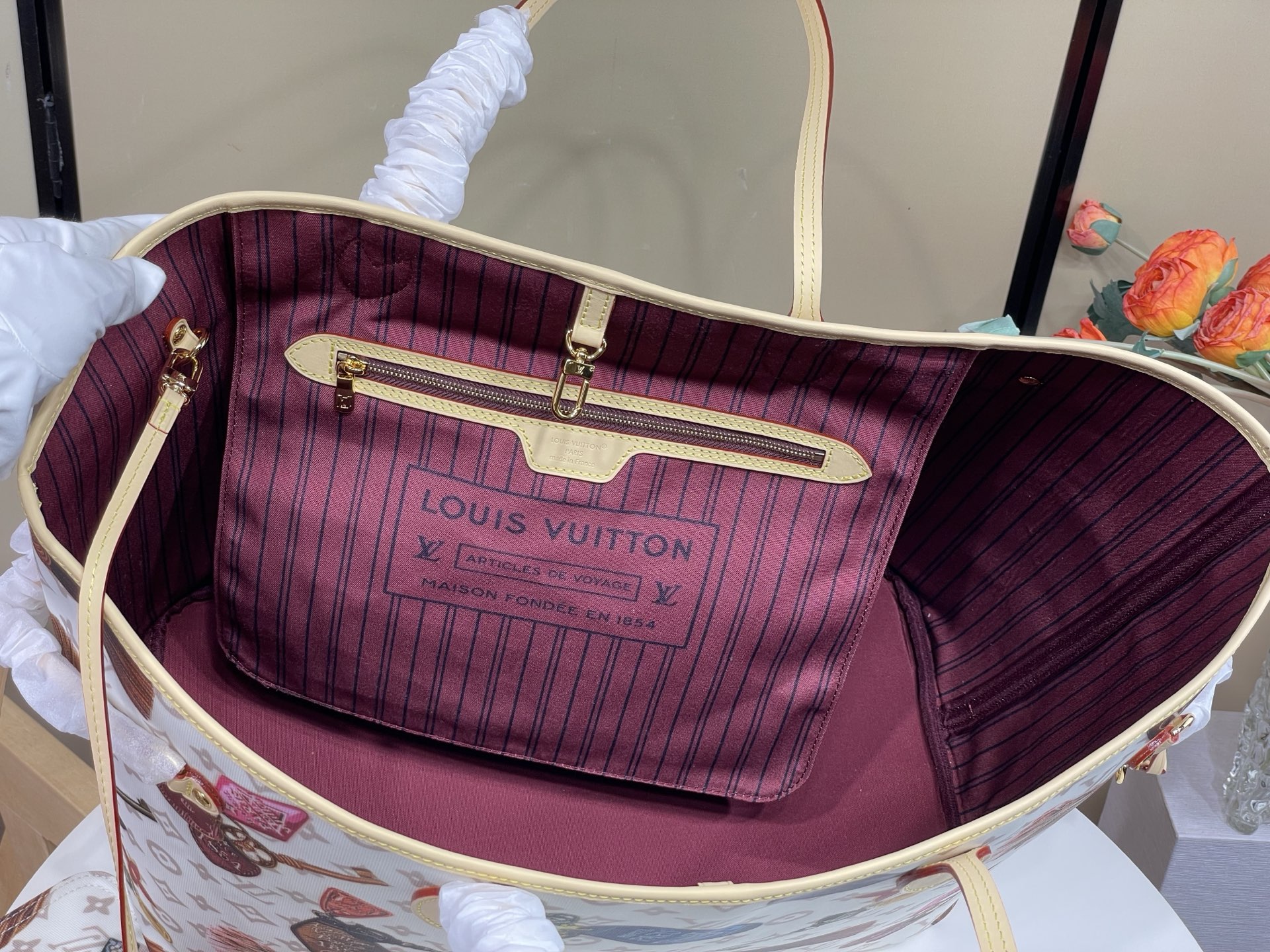 【顶级原单】【Neverfull 大号手袋】M29449 白花/徽章丝印 Getaway 胶囊系列焕新呈现 Neverf 【顶级原单】【Neverfull 大号手袋】M29449 白花/徽章丝印 Getaway 胶囊系列焕新呈现 Neverf