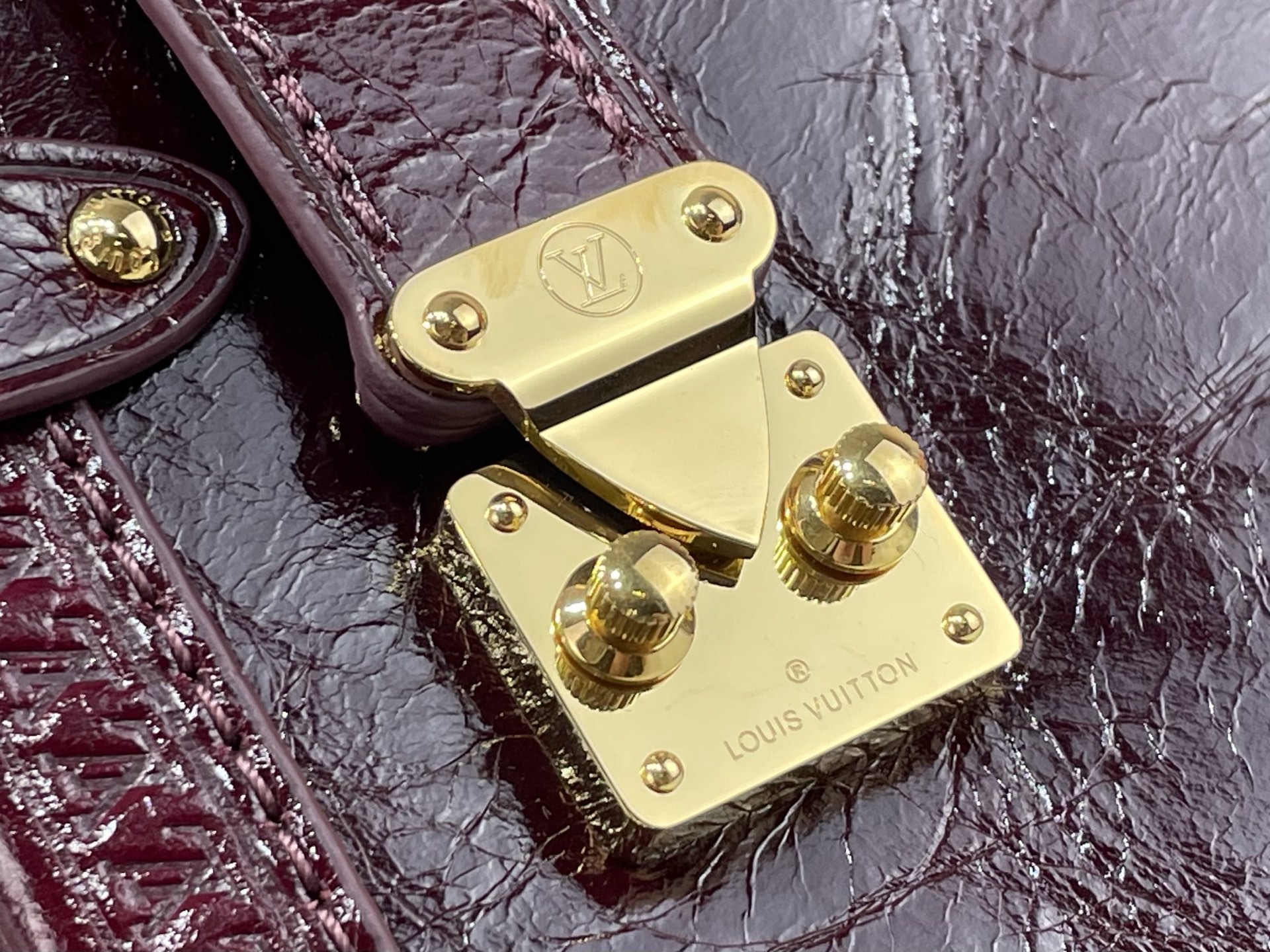【顶级原单】【SIDE TRUNK 中号手袋】M15226 酒红色/油腊皮  本款 Side Trunk 中号手袋出自创