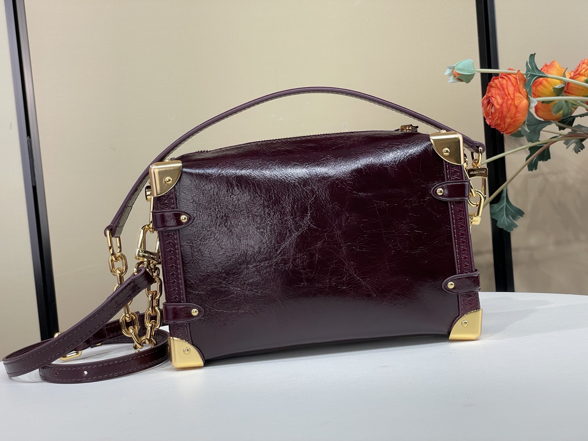 【顶级原单】【SIDE TRUNK 中号手袋】M15226 酒红色/油腊皮  本款 Side Trunk 中号手袋出自创