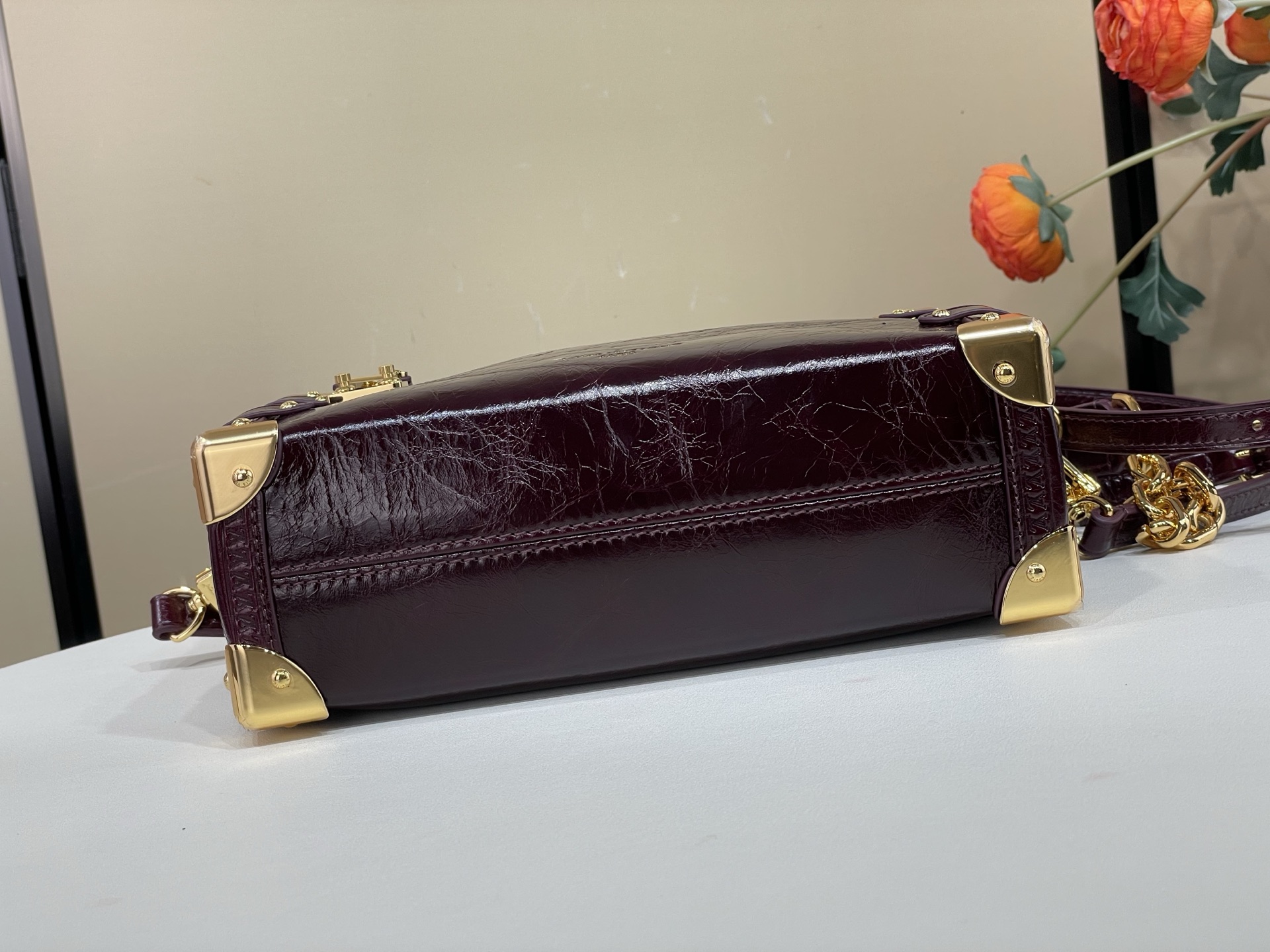 【顶级原单】【SIDE TRUNK 中号手袋】M15226 酒红色/油腊皮  本款 Side Trunk 中号手袋出自创