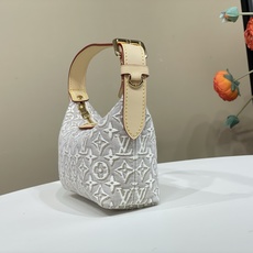 【顶级原单】【Pochette Hills 腋下手袋】M29879白色/提花 聚焦品牌精湛工艺,展现 Monogram 【顶级原单】【Pochette Hills 腋下手袋】M29879白色/提花 聚焦品牌精湛工艺,展现 Monogram