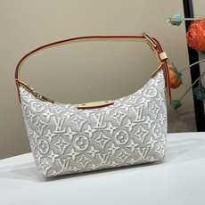 【顶级原单】【Pochette Hills 腋下手袋】M29879白色/提花 聚焦品牌精湛工艺,展现 Monogram 【顶级原单】【Pochette Hills 腋下手袋】M29879白色/提花 聚焦品牌精湛工艺,展现 Monogram