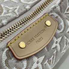 【顶级原单】【Pochette Hills 腋下手袋】M29879白色/提花 聚焦品牌精湛工艺,展现 Monogram 【顶级原单】【Pochette Hills 腋下手袋】M29879白色/提花 聚焦品牌精湛工艺,展现 Monogram