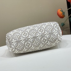 【顶级原单】【Pochette Hills 腋下手袋】M29879白色/提花 聚焦品牌精湛工艺,展现 Monogram 【顶级原单】【Pochette Hills 腋下手袋】M29879白色/提花 聚焦品牌精湛工艺,展现 Monogram