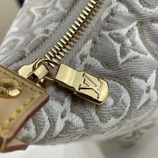 【顶级原单】【Pochette Hills 腋下手袋】M29879白色/提花 聚焦品牌精湛工艺,展现 Monogram 【顶级原单】【Pochette Hills 腋下手袋】M29879白色/提花 聚焦品牌精湛工艺,展现 Monogram