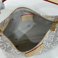 【顶级原单】【Pochette Hills 腋下手袋】M29879白色/提花 聚焦品牌精湛工艺,展现 Monogram 【顶级原单】【Pochette Hills 腋下手袋】M29879白色/提花 聚焦品牌精湛工艺,展现 Monogram
