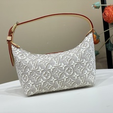 【顶级原单】【Pochette Hills 腋下手袋】M29879白色/提花 聚焦品牌精湛工艺,展现 Monogram 【顶级原单】【Pochette Hills 腋下手袋】M29879白色/提花 聚焦品牌精湛工艺,展现 Monogram
