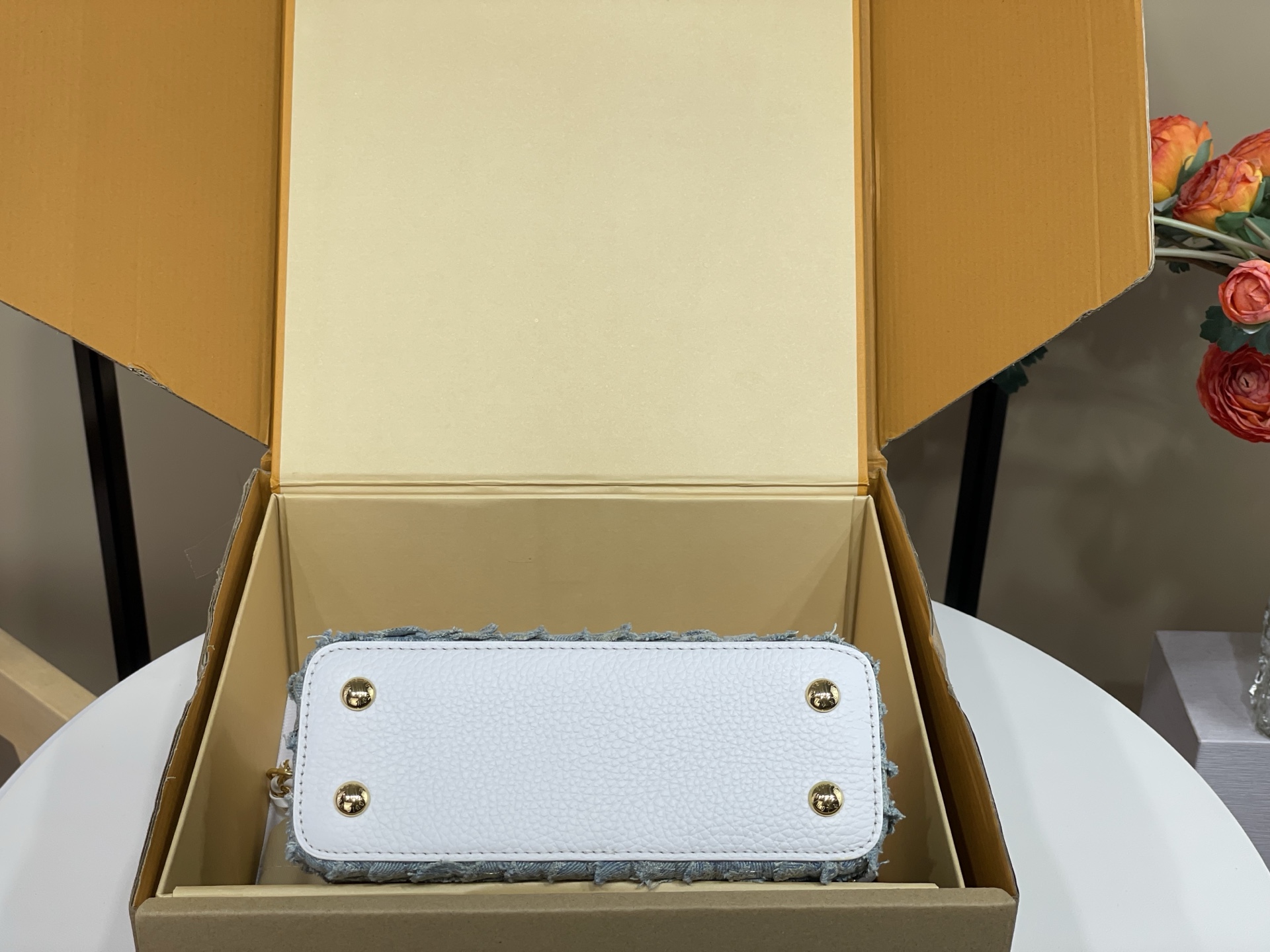 【顶级原单】【CAPUCINES 迷你手袋】M28305 蓝色（牛仔） 本款 Denim Rendez-Vous 系列 